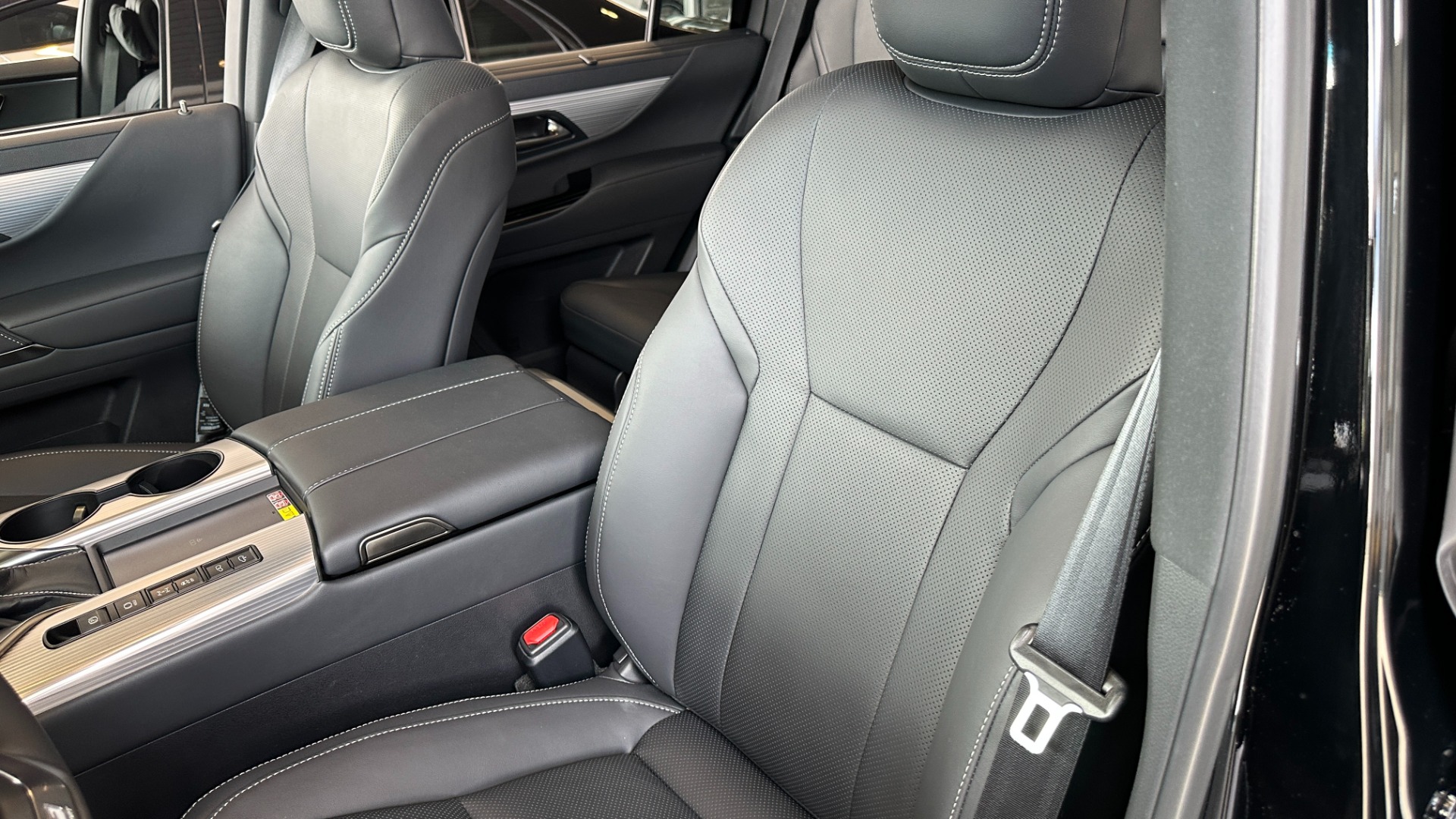 Used 2023 Lexus LX LX 600 F SPORT / MARK LEVINSON / HEIGHT CONTROL / CROSS BARS for sale $138,499 at Formula Imports in Charlotte NC 28227 14