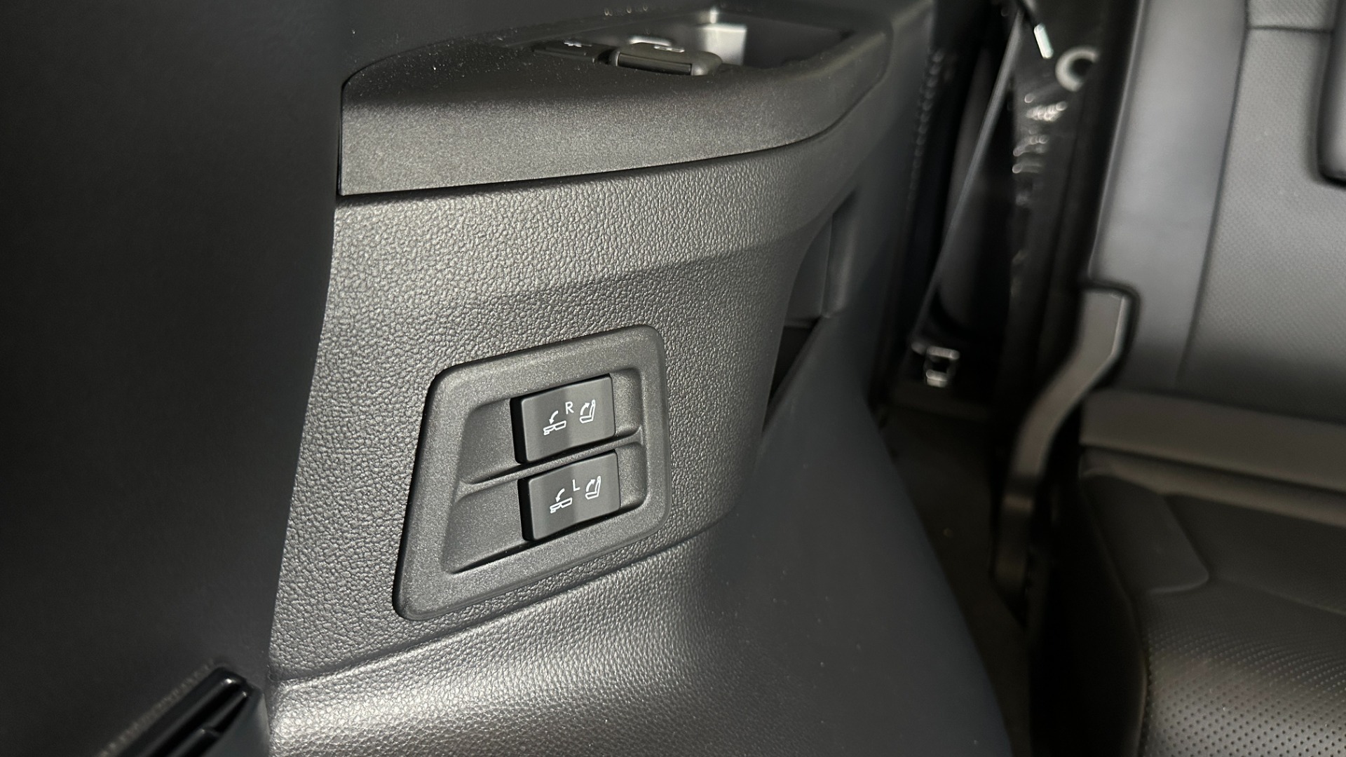 Used 2023 Lexus LX LX 600 F SPORT / MARK LEVINSON / HEIGHT CONTROL / CROSS BARS for sale $138,499 at Formula Imports in Charlotte NC 28227 42