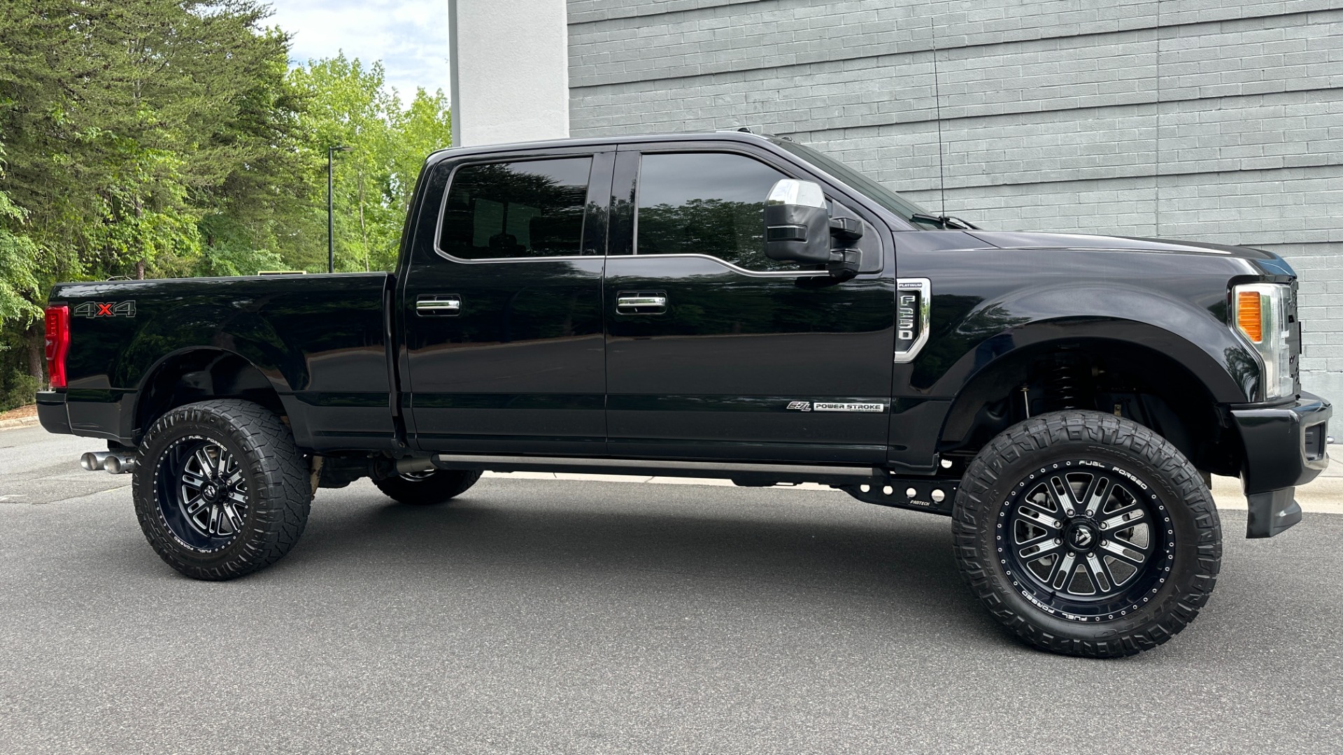 Used 2017 Ford Super Duty F-250 SRW PLATINUM / FABTECH LIFT / FUEL WHEELS / PANORAMIC ROOF / ROCK LIGHTS for sale $62,995 at Formula Imports in Charlotte NC 28227 5