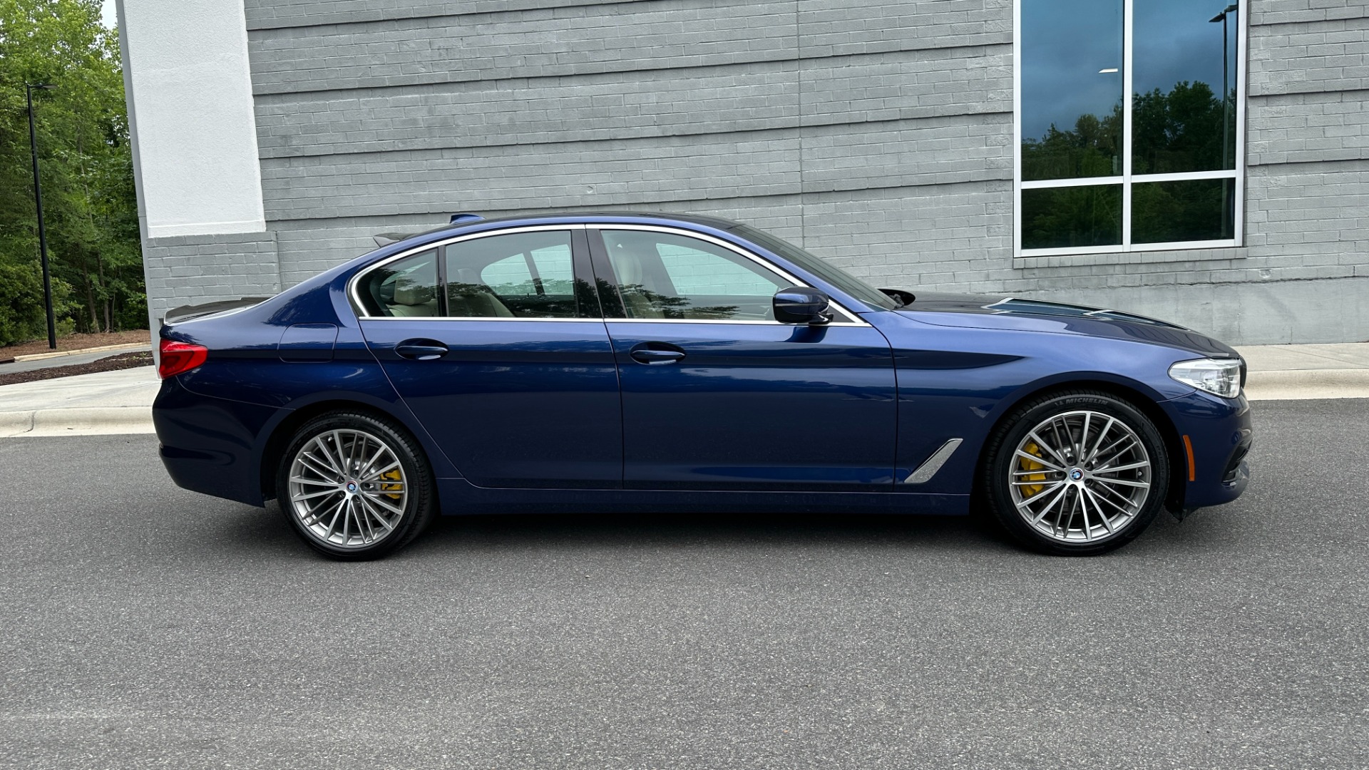 Used 2019 BMW 5 Series 530i / LIGHTING PACKAGE / CONVENIENCE PACKAGE / 19IN WHEELS for sale Sold at Formula Imports in Charlotte NC 28227 3