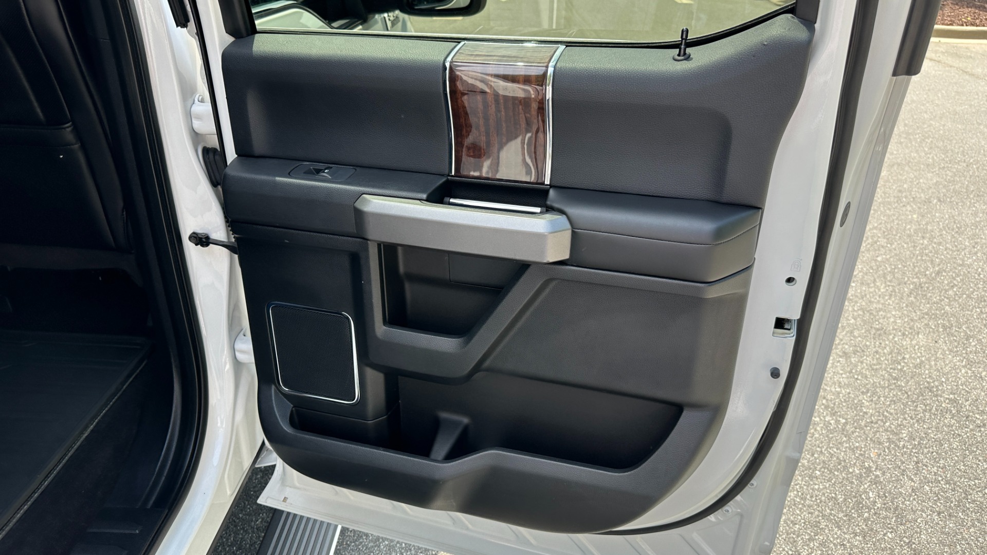 Used 2016 Ford F-150 PLATINUM / TECH PKG / BED COVER / LEATHER INTERIOR for sale $35,000 at Formula Imports in Charlotte NC 28227 27