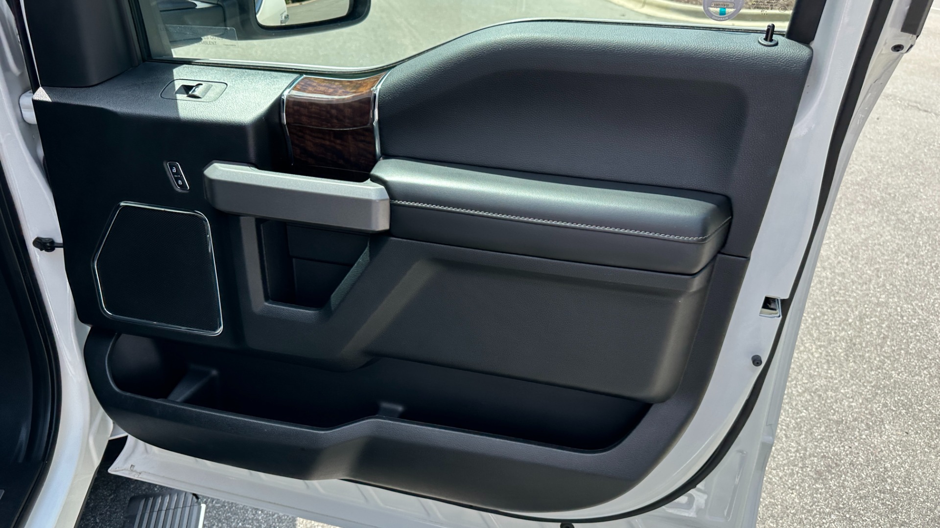 Used 2016 Ford F-150 PLATINUM / TECH PKG / BED COVER / LEATHER INTERIOR for sale $35,000 at Formula Imports in Charlotte NC 28227 33