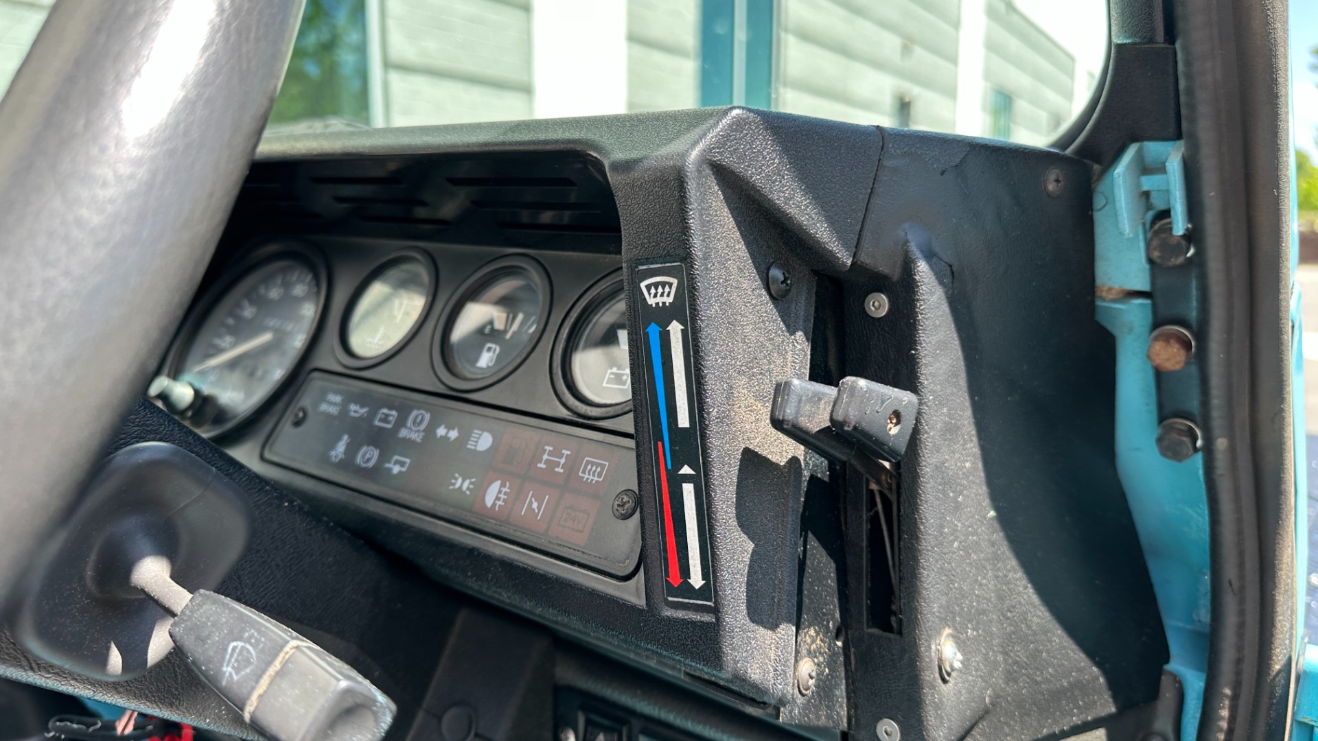 Used 1994 Land Rover Defender 110 CUSTOM BUILD / REBUILT POWERTRAIN / TDI300 DIESEL / 5SPD / BENCH SEATS for sale $81,995 at Formula Imports in Charlotte NC 28227 37