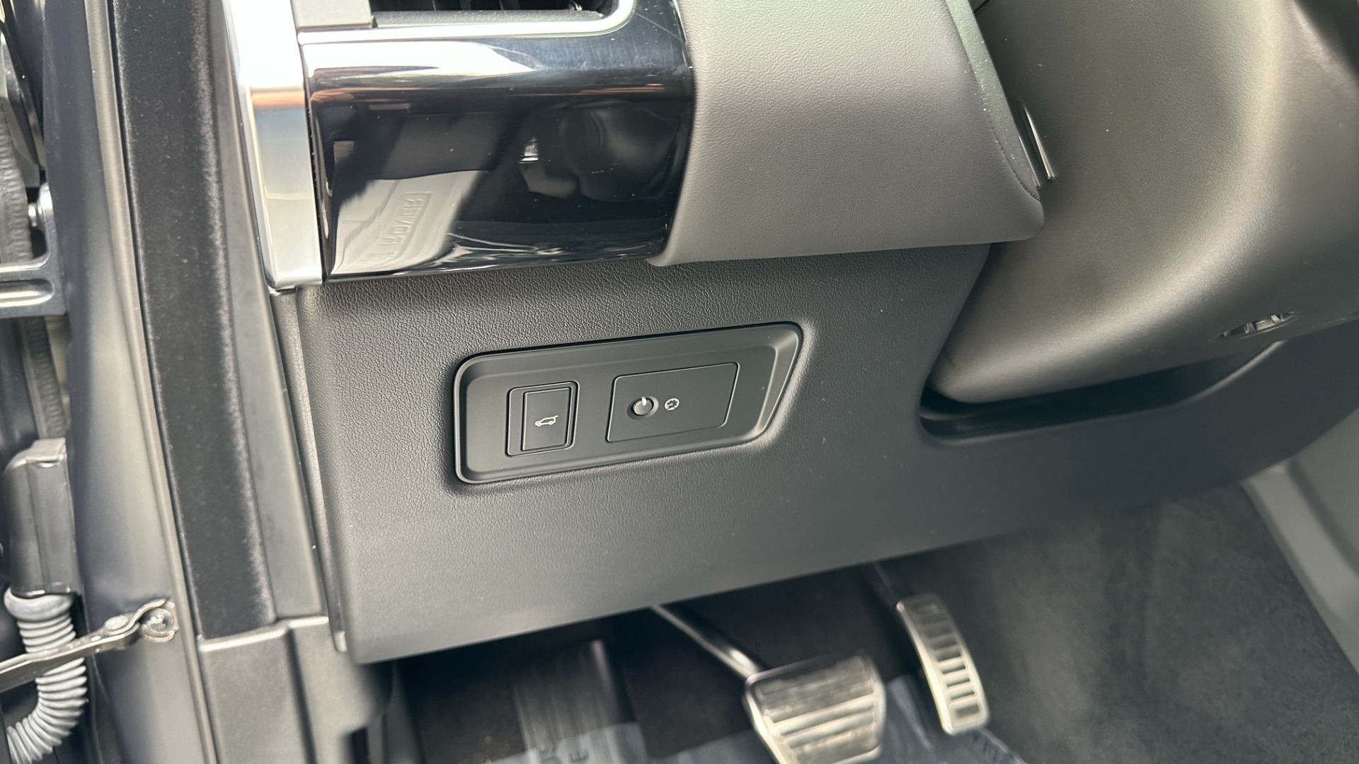 Used 2020 Land Rover Range Rover Sport SVR / SATIN SVO PAINT / DRIVE ASSIST / PREMIUM / TOW PACKAGE for sale $94,941 at Formula Imports in Charlotte NC 28227 17