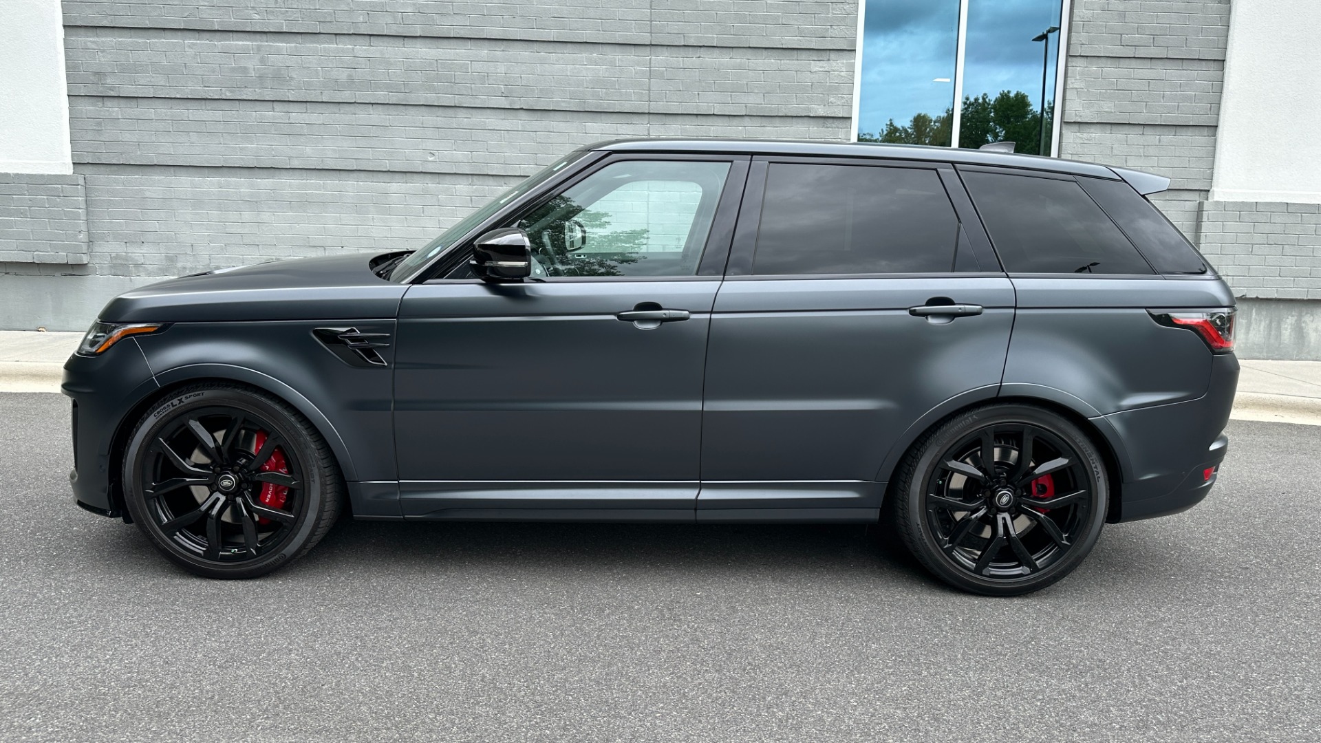 Used 2020 Land Rover Range Rover Sport SVR / SATIN SVO PAINT / DRIVE ASSIST / PREMIUM / TOW PACKAGE for sale $94,941 at Formula Imports in Charlotte NC 28227 3