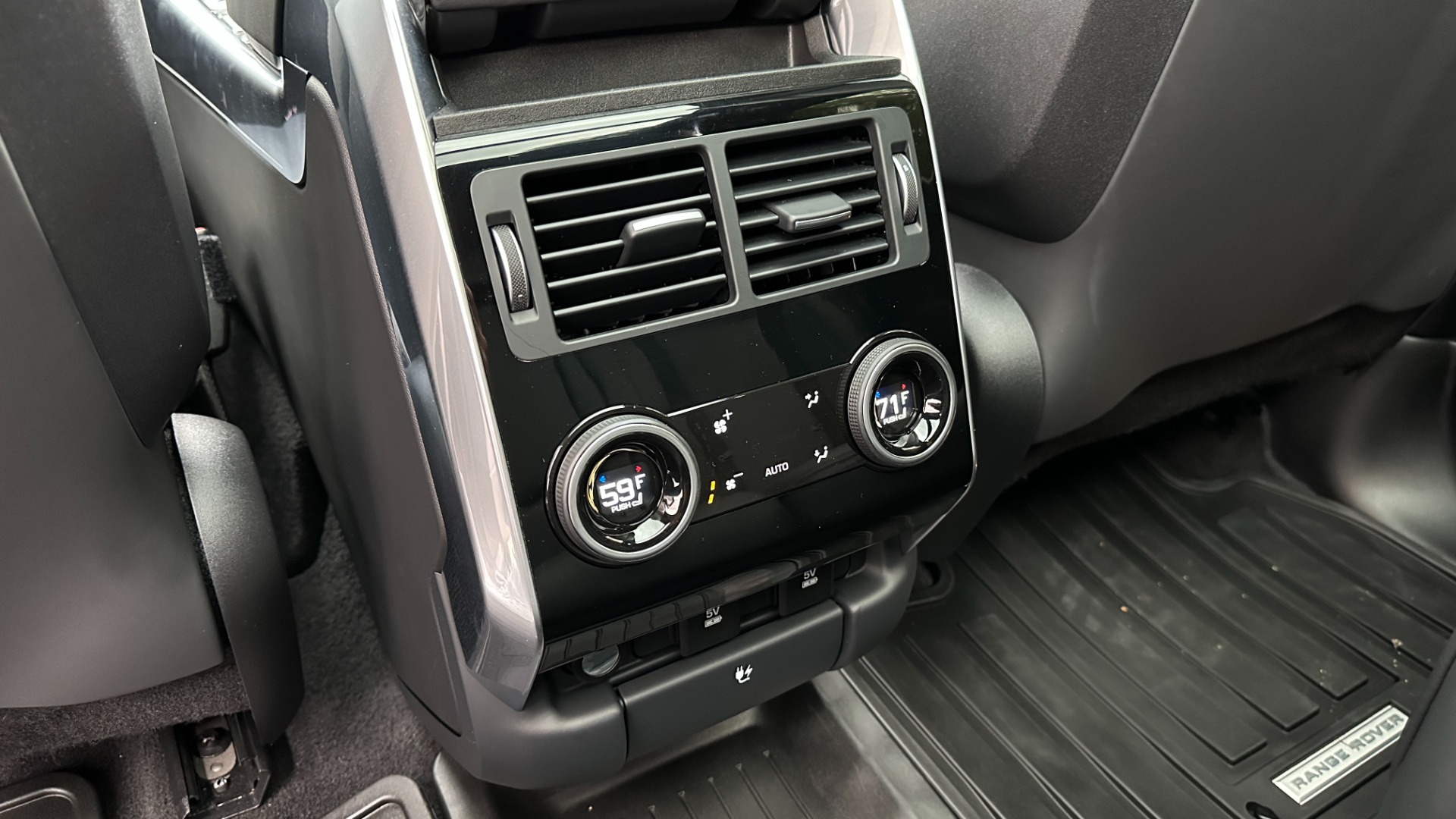 Used 2020 Land Rover Range Rover Sport SVR / SATIN SVO PAINT / DRIVE ASSIST / PREMIUM / TOW PACKAGE for sale $94,941 at Formula Imports in Charlotte NC 28227 31