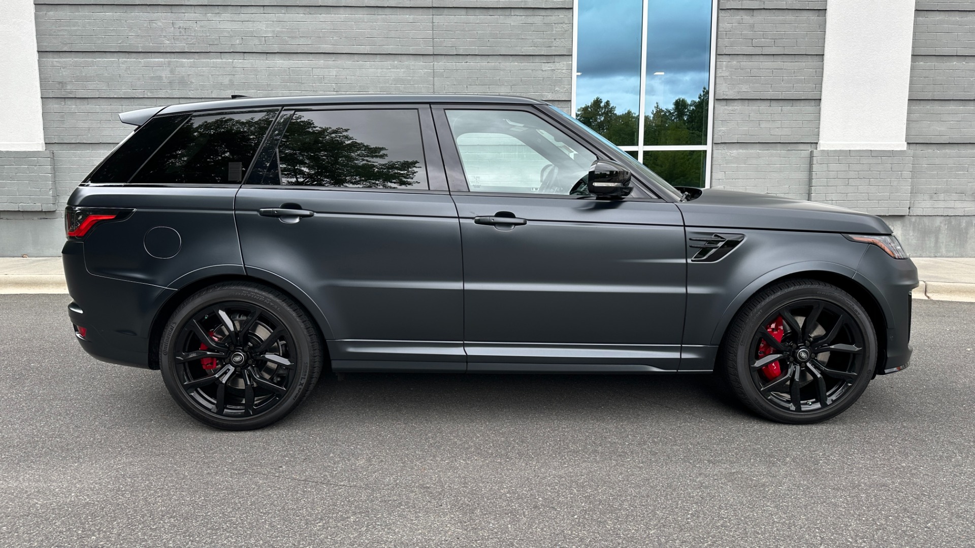 Used 2020 Land Rover Range Rover Sport SVR / SATIN SVO PAINT / DRIVE ASSIST / PREMIUM / TOW PACKAGE for sale $94,941 at Formula Imports in Charlotte NC 28227 6