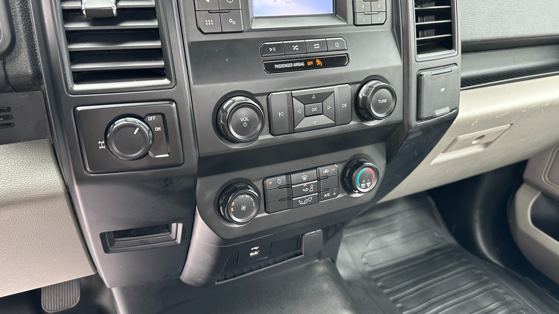 Used 2019 Ford F-150 XL / WORK TRUCK / VINYL SEATS / BED RACK / TOOLBOX / 2WD for sale $18,995 at Formula Imports in Charlotte NC 28227 11