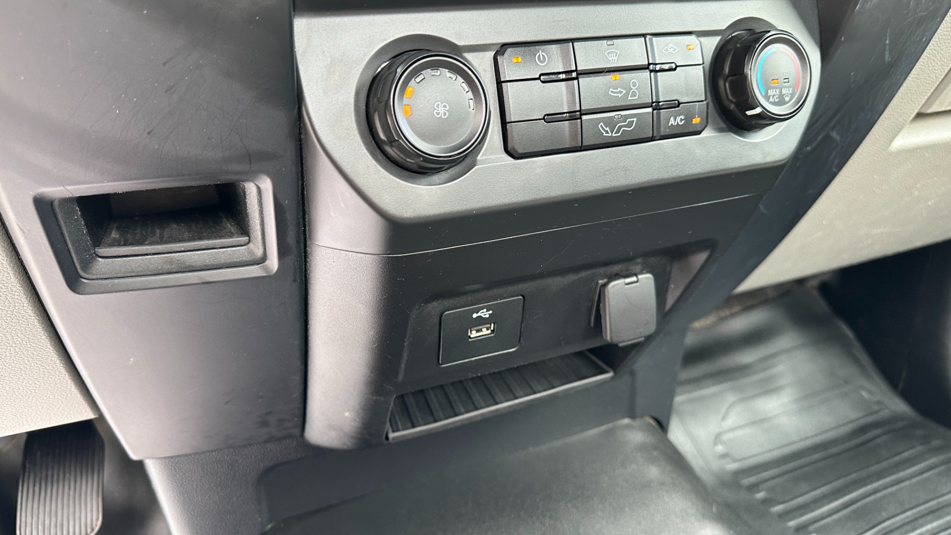 Used 2019 Ford F-150 XL / WORK TRUCK / VINYL SEATS / BED RACK / TOOLBOX / 2WD for sale $18,995 at Formula Imports in Charlotte NC 28227 13