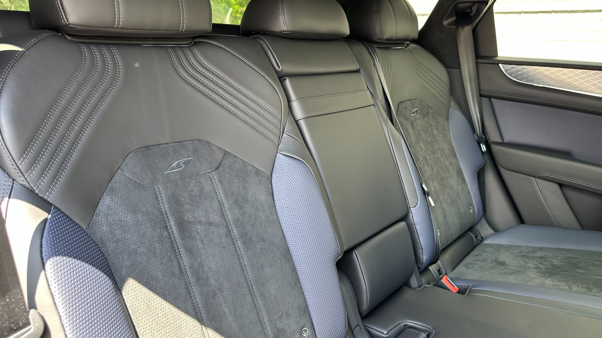 Used 2022 Bentley Bentayga S / CUSTOM AL13 WHEELS / TOURING / COMFORT / MOOD LIGHTING for sale $234,900 at Formula Imports in Charlotte NC 28227 35