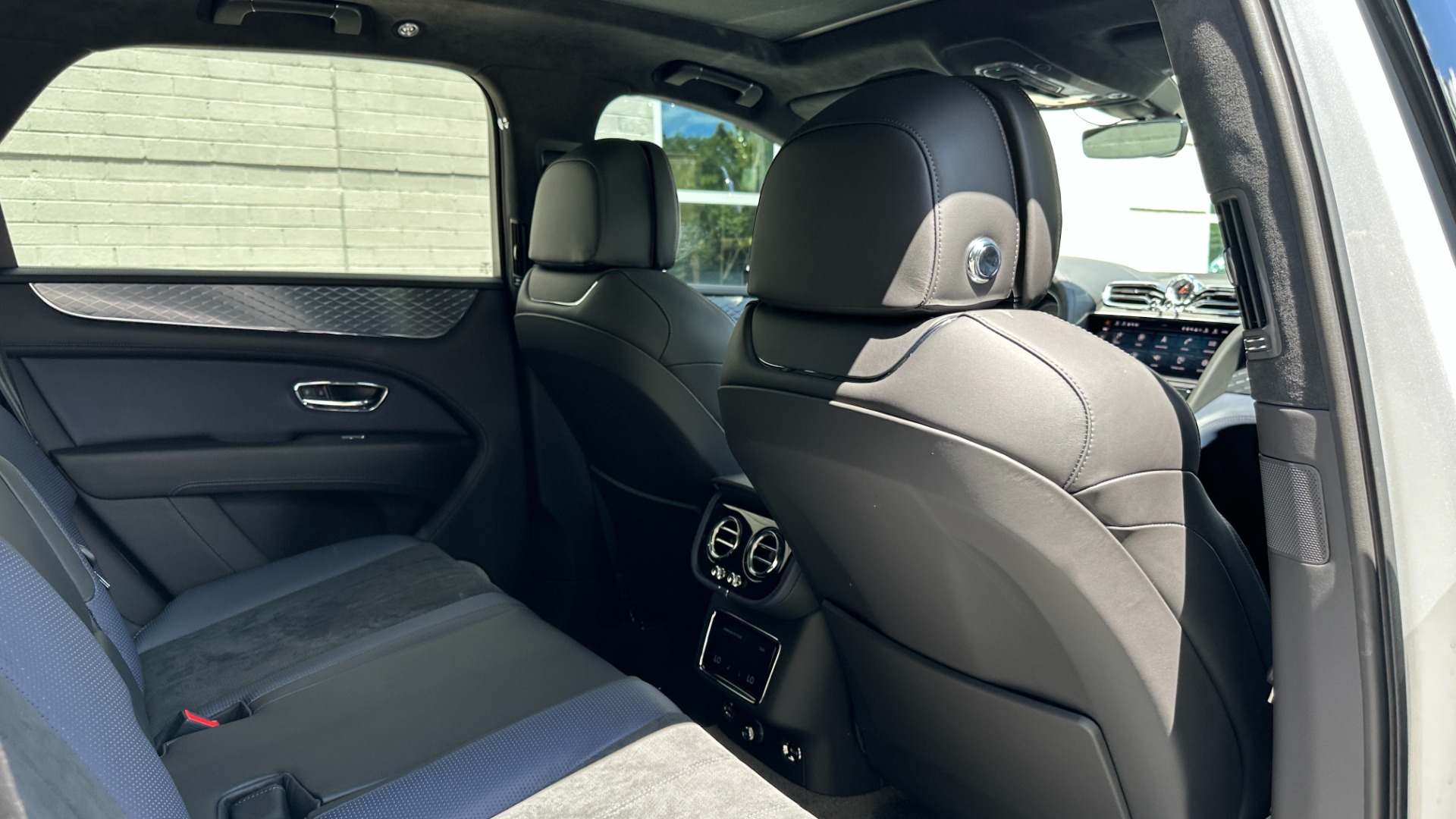 Used 2022 Bentley Bentayga S / CUSTOM AL13 WHEELS / TOURING / COMFORT / MOOD LIGHTING for sale $234,900 at Formula Imports in Charlotte NC 28227 37