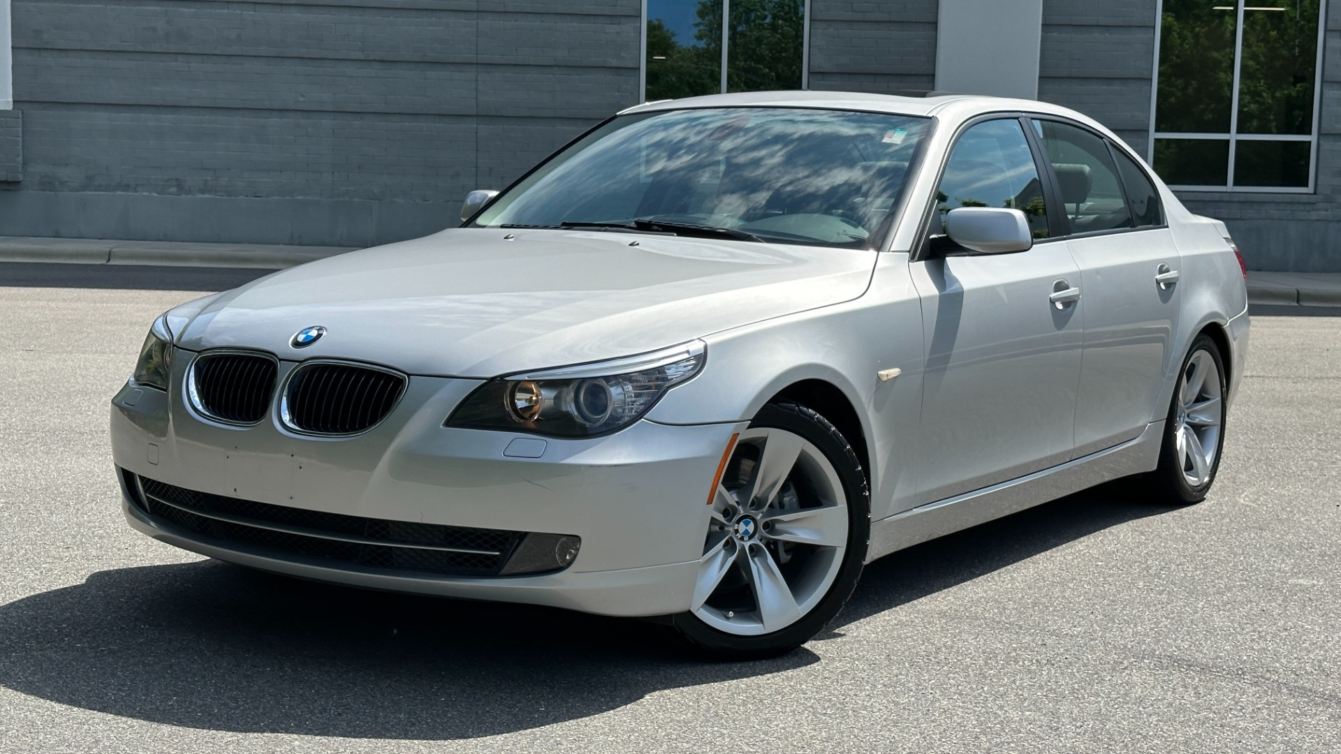 Used 2009 BMW 5 Series 528i / SPORT PACKAGE / PREMIUM PACKAGE / DAKOTA LEATHER for sale $14,995 at Formula Imports in Charlotte NC 28227 1