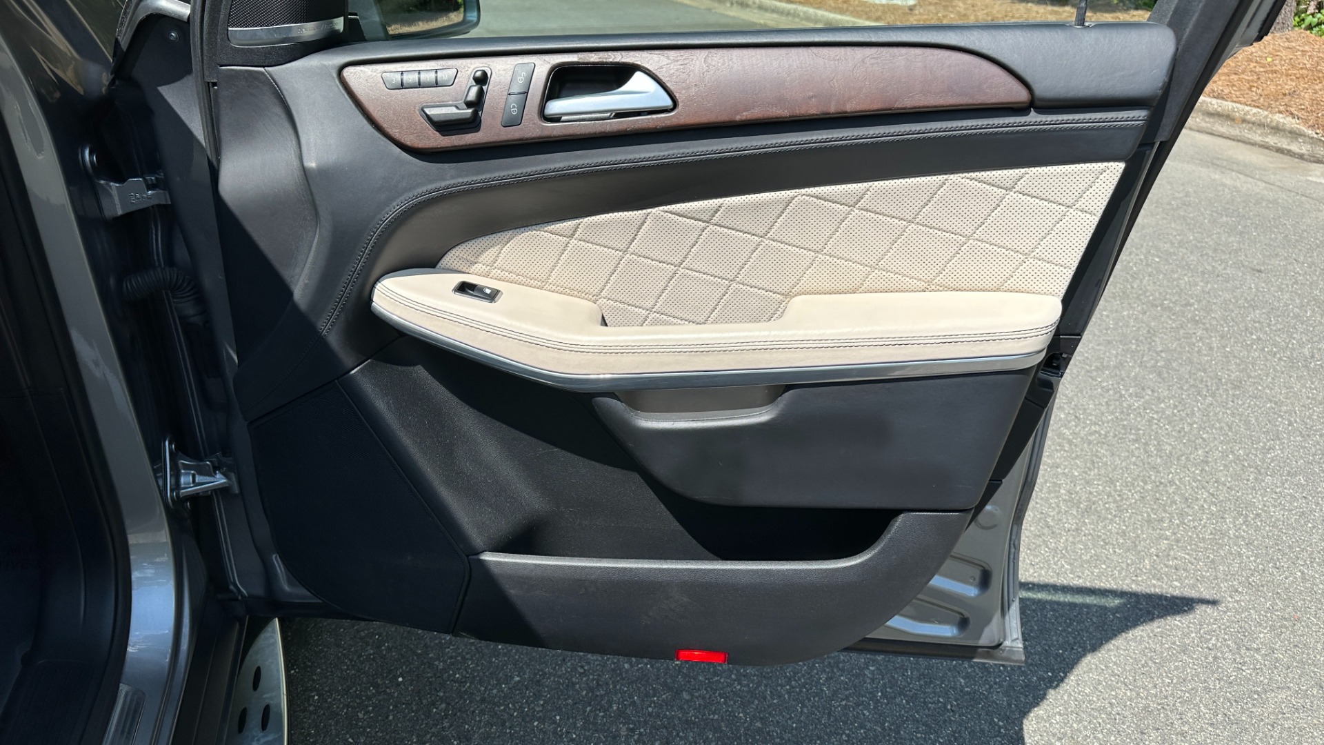 Used 2015 Mercedes-Benz GL-Class GL 550 / DRIVER ASSISTANCE / PANORAMIC ROOF / ENTERTAINMENT / 4WD for sale Sold at Formula Imports in Charlotte NC 28227 39