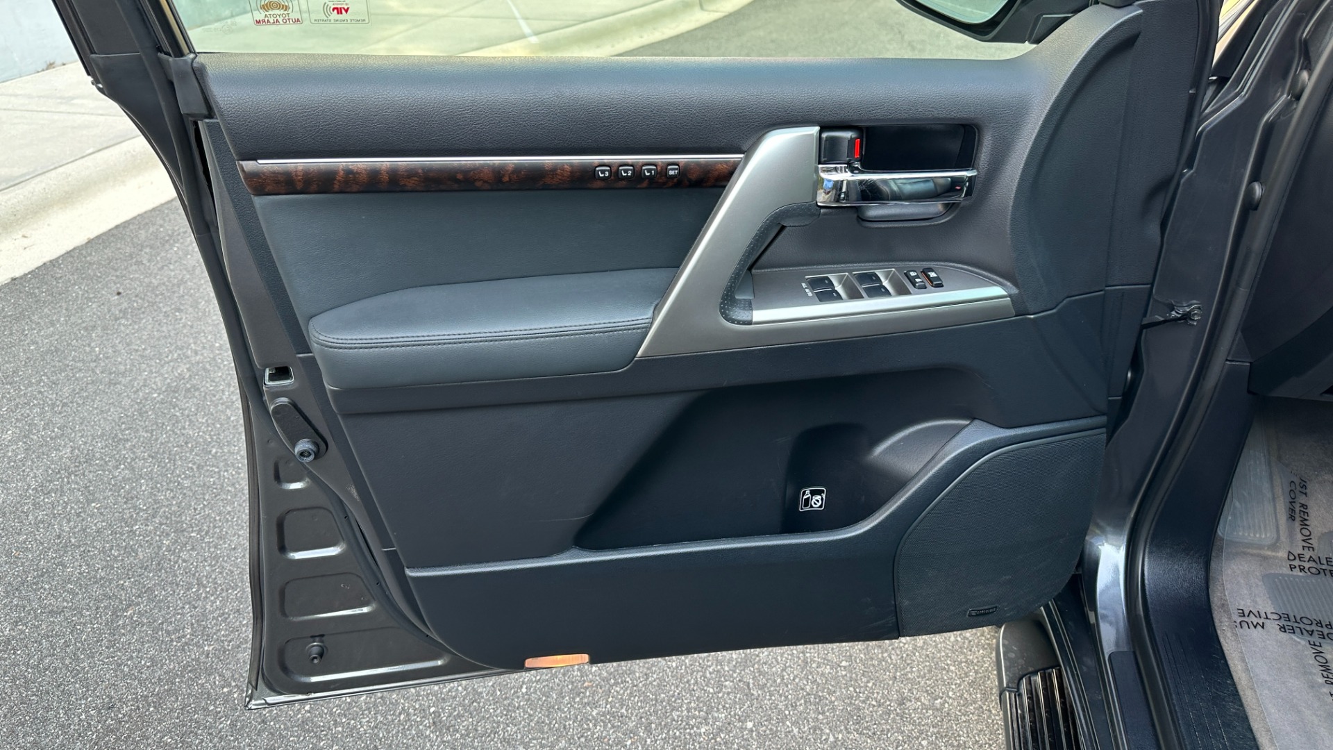 Used 2015 Toyota Land Cruiser 3RD ROW / LEATHER / HEATED SEATS / NAV / DVD / LOADED for sale Sold at Formula Imports in Charlotte NC 28227 10