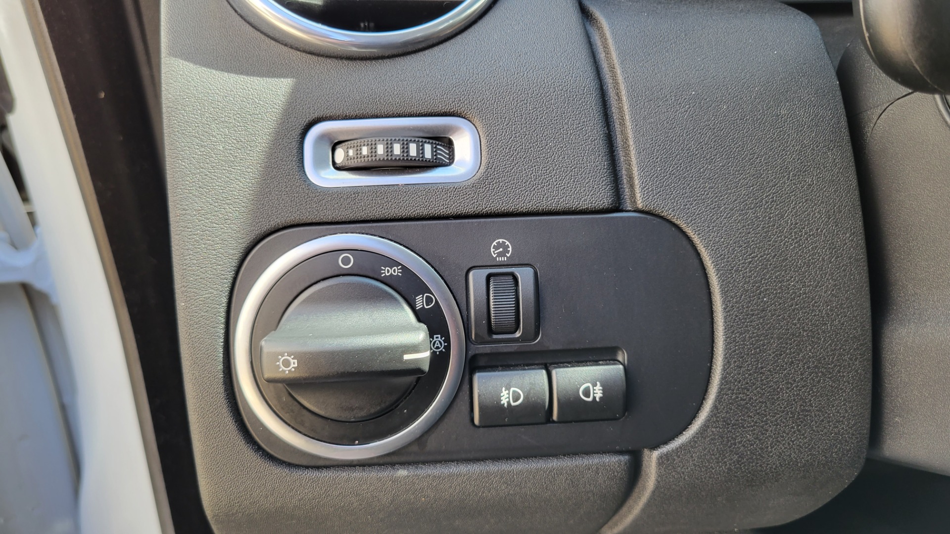 Used 2014 Land Rover LR4 HSE LUX / NAV / SUNROOF / 3-ROW / MERIDIAN / VISION ASST for sale Sold at Formula Imports in Charlotte NC 28227 29
