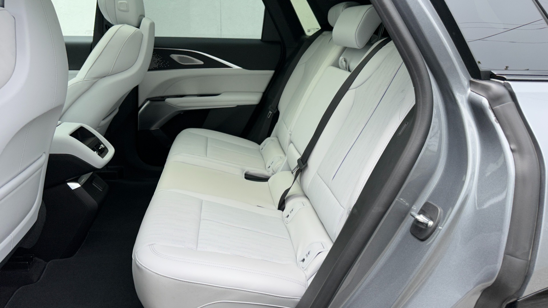 Used 2023 Cadillac LYRIQ AWD Luxury for sale $76,000 at Formula Imports in Charlotte NC 28227 34