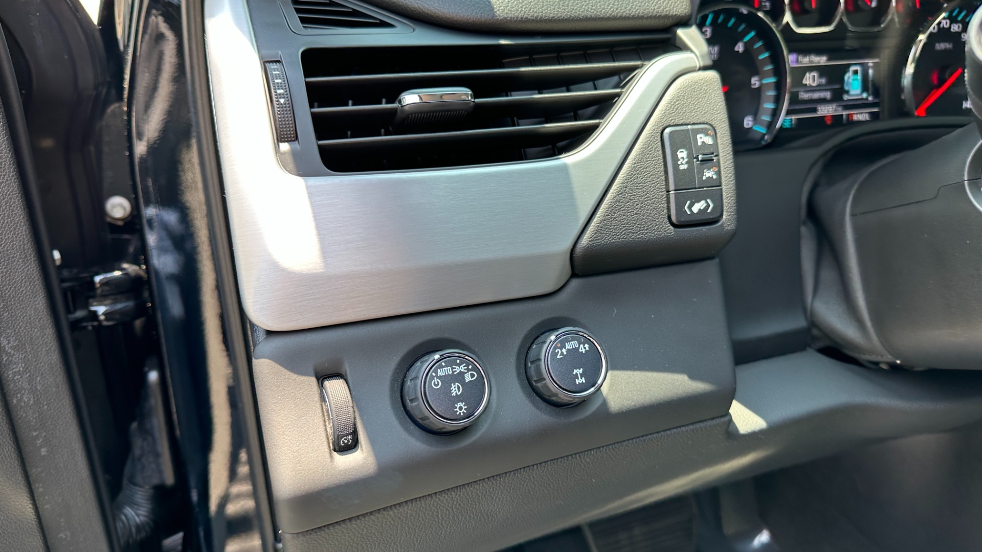 Used 2020 GMC Yukon SLT / OPEN ROAD PKG / CAPTAIN CHAIRS / CHROME GRILLE / POLISHED WHEELS for sale Sold at Formula Imports in Charlotte NC 28227 15