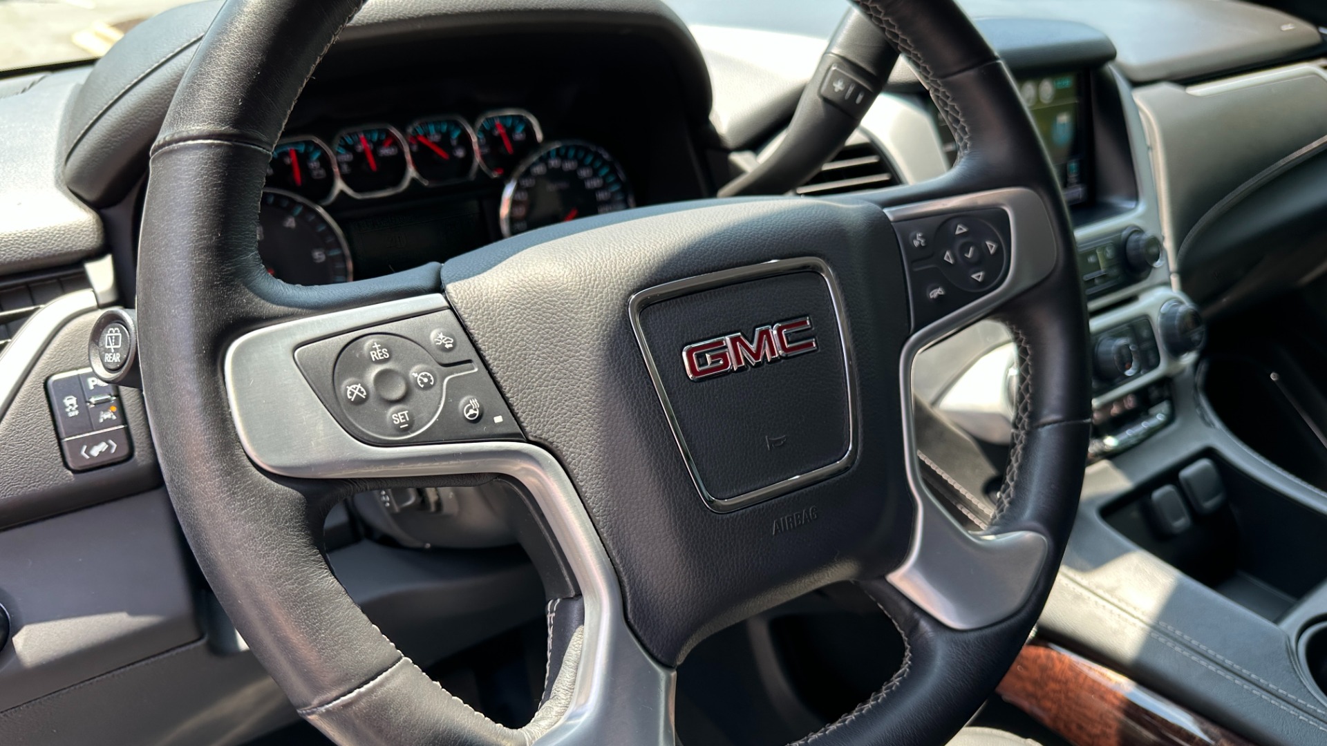 Used 2020 GMC Yukon SLT / OPEN ROAD PKG / CAPTAIN CHAIRS / CHROME GRILLE / POLISHED WHEELS for sale Sold at Formula Imports in Charlotte NC 28227 16