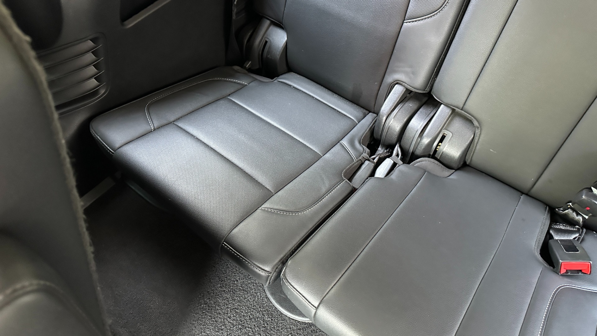 Used 2020 GMC Yukon SLT / OPEN ROAD PKG / CAPTAIN CHAIRS / CHROME GRILLE / POLISHED WHEELS for sale Sold at Formula Imports in Charlotte NC 28227 34