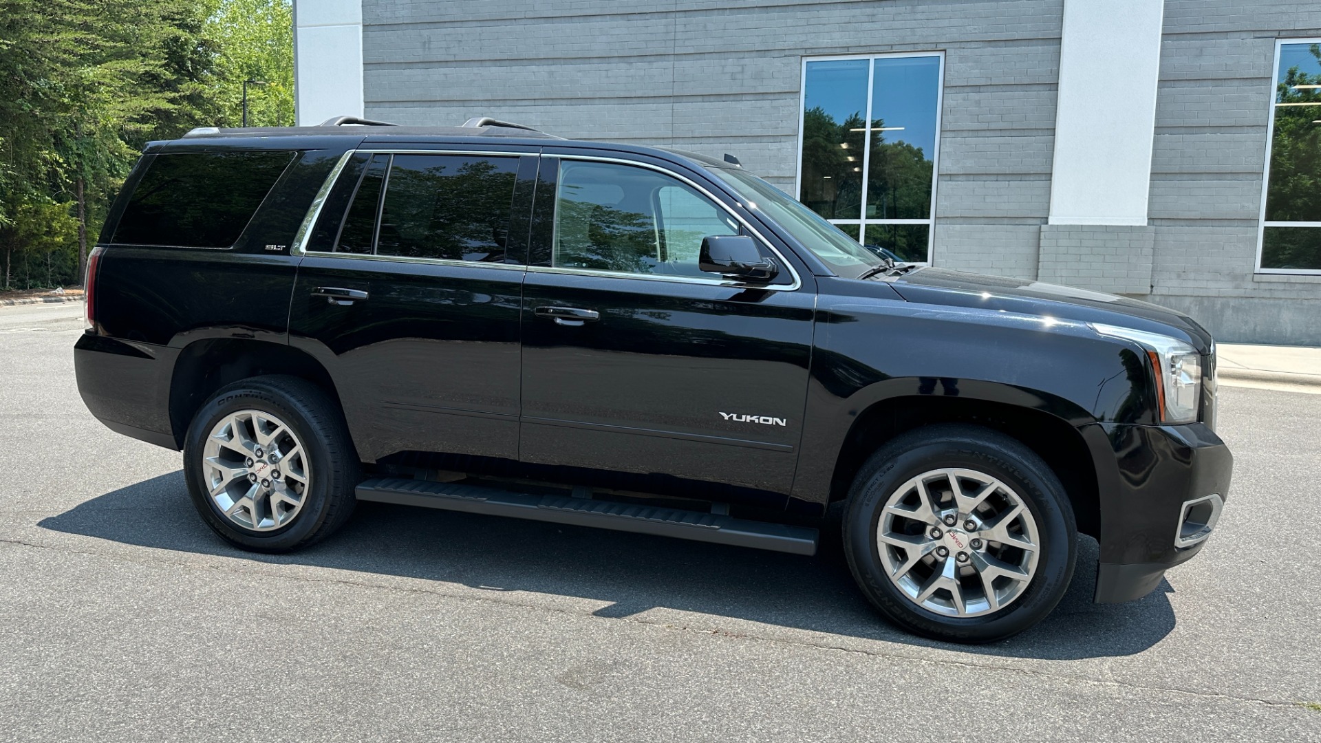 Used 2020 GMC Yukon SLT / OPEN ROAD PKG / CAPTAIN CHAIRS / CHROME GRILLE / POLISHED WHEELS for sale $47,695 at Formula Imports in Charlotte NC 28227 6