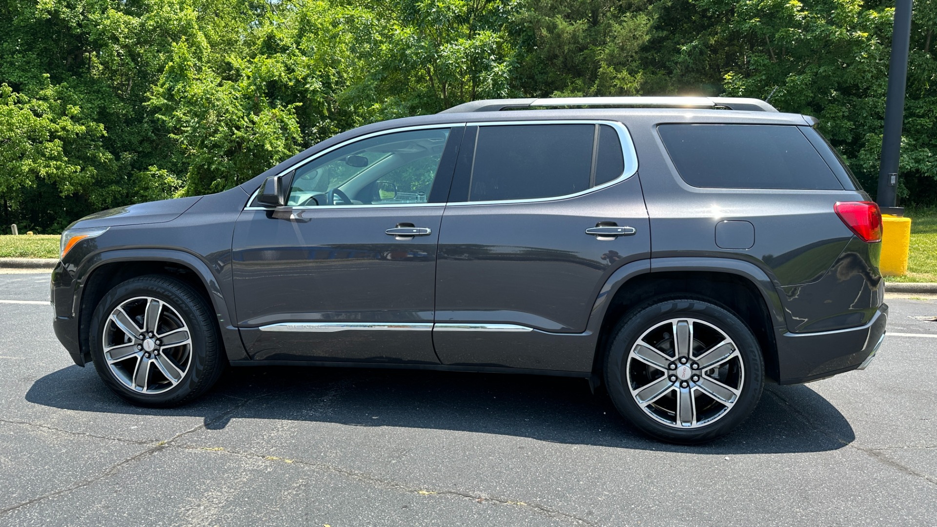 Used 2017 GMC Acadia DENALI / LOADED / PANORAMIC ROOF / METALLIC PAINT for sale Sold at Formula Imports in Charlotte NC 28227 3