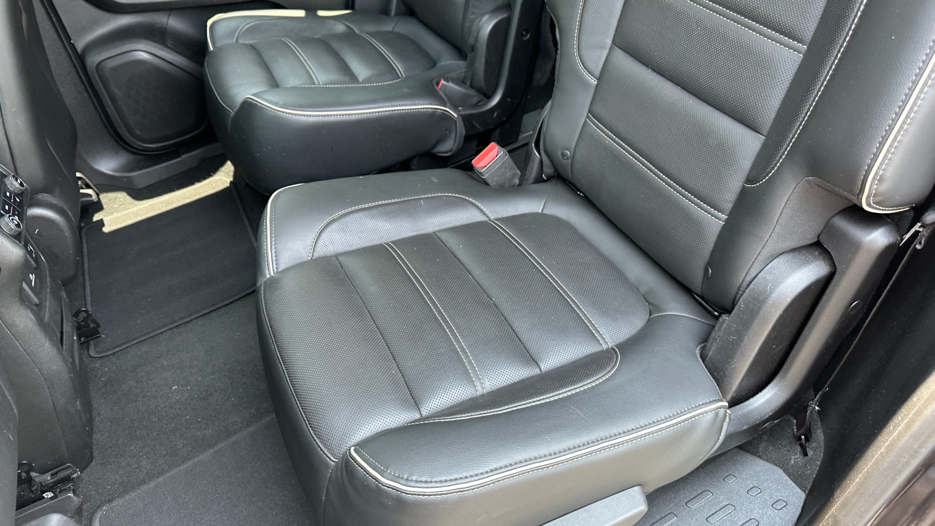 Used 2017 GMC Acadia DENALI / LOADED / PANORAMIC ROOF / METALLIC PAINT for sale Sold at Formula Imports in Charlotte NC 28227 30