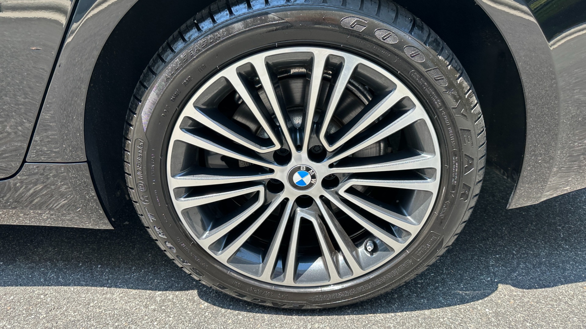 Used 2019 BMW 5 Series 530i xDrive / HEATED SEATS / NAV / SUNROOF / REARVIEW CAMERA for sale $30,795 at Formula Imports in Charlotte NC 28227 44