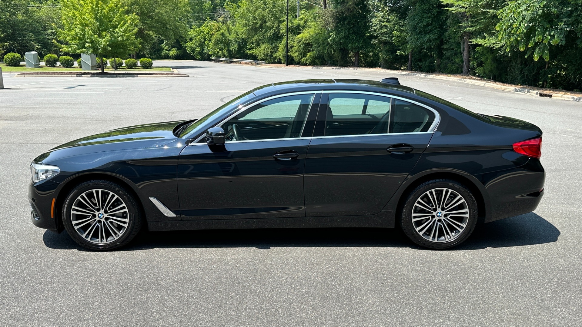 Used 2019 BMW 5 Series 530i xDrive / HEATED SEATS / NAV / SUNROOF / REARVIEW CAMERA for sale $30,795 at Formula Imports in Charlotte NC 28227 6