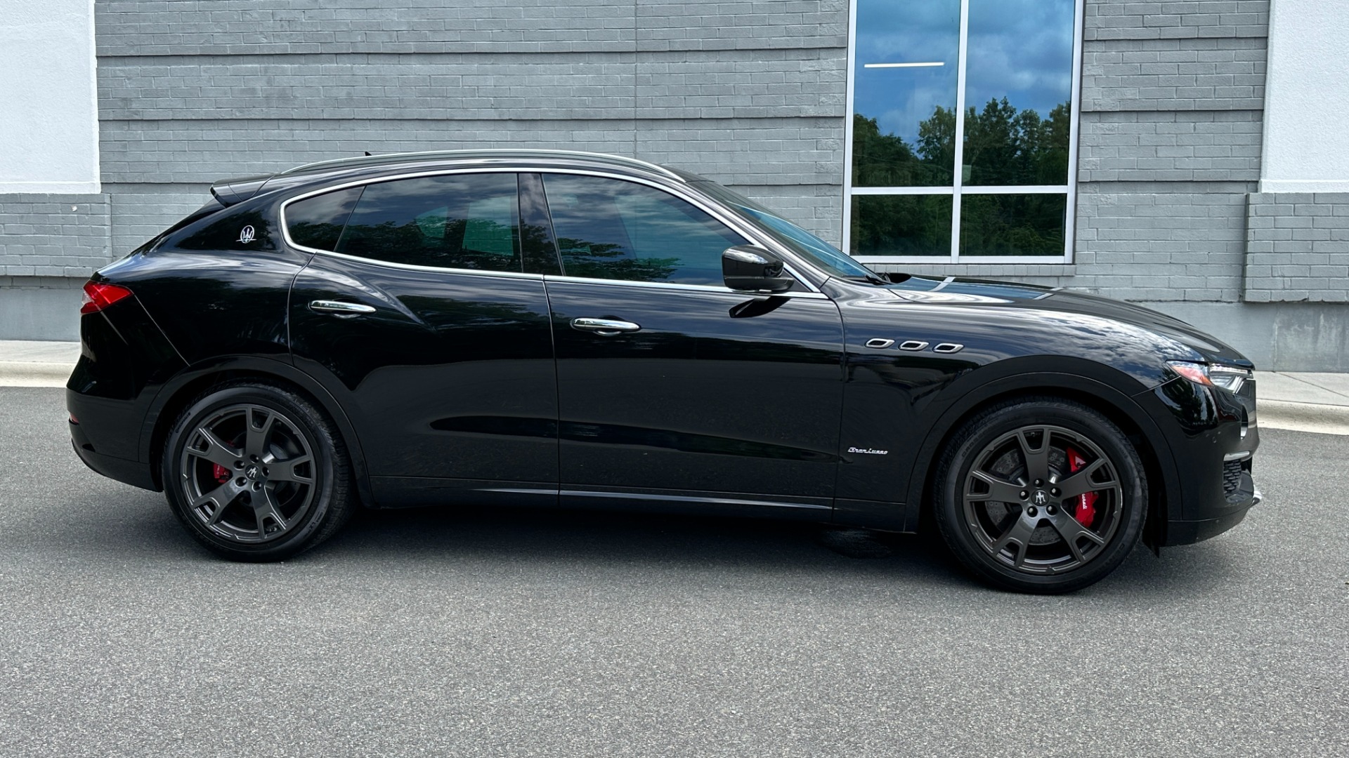 Used 2019 Maserati Levante S GRANLUSSO / RED STITCHING / PADDLE SHIFTERS / PANORAMIC SUNROOF for sale Sold at Formula Imports in Charlotte NC 28227 6