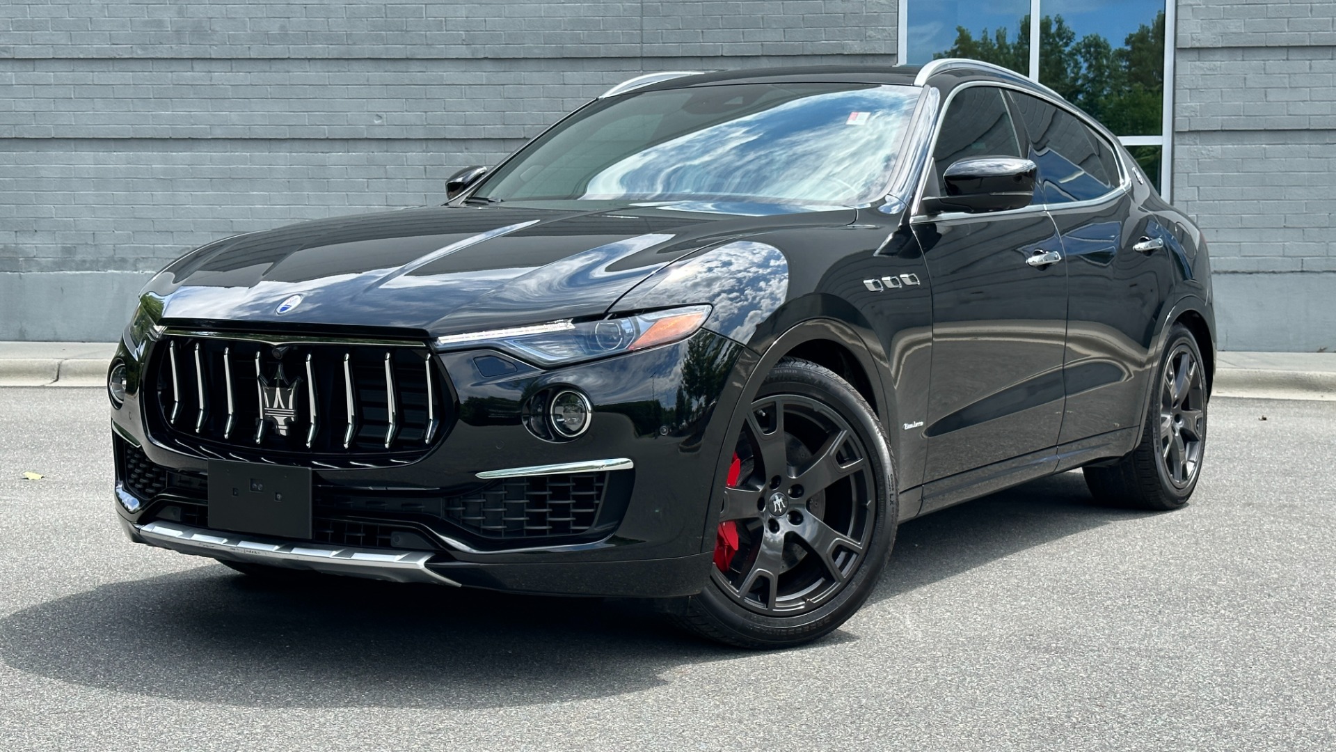 Used 2019 Maserati Levante S GRANLUSSO / RED STITCHING / PADDLE SHIFTERS / PANORAMIC SUNROOF for sale $48,995 at Formula Imports in Charlotte NC 28227 1