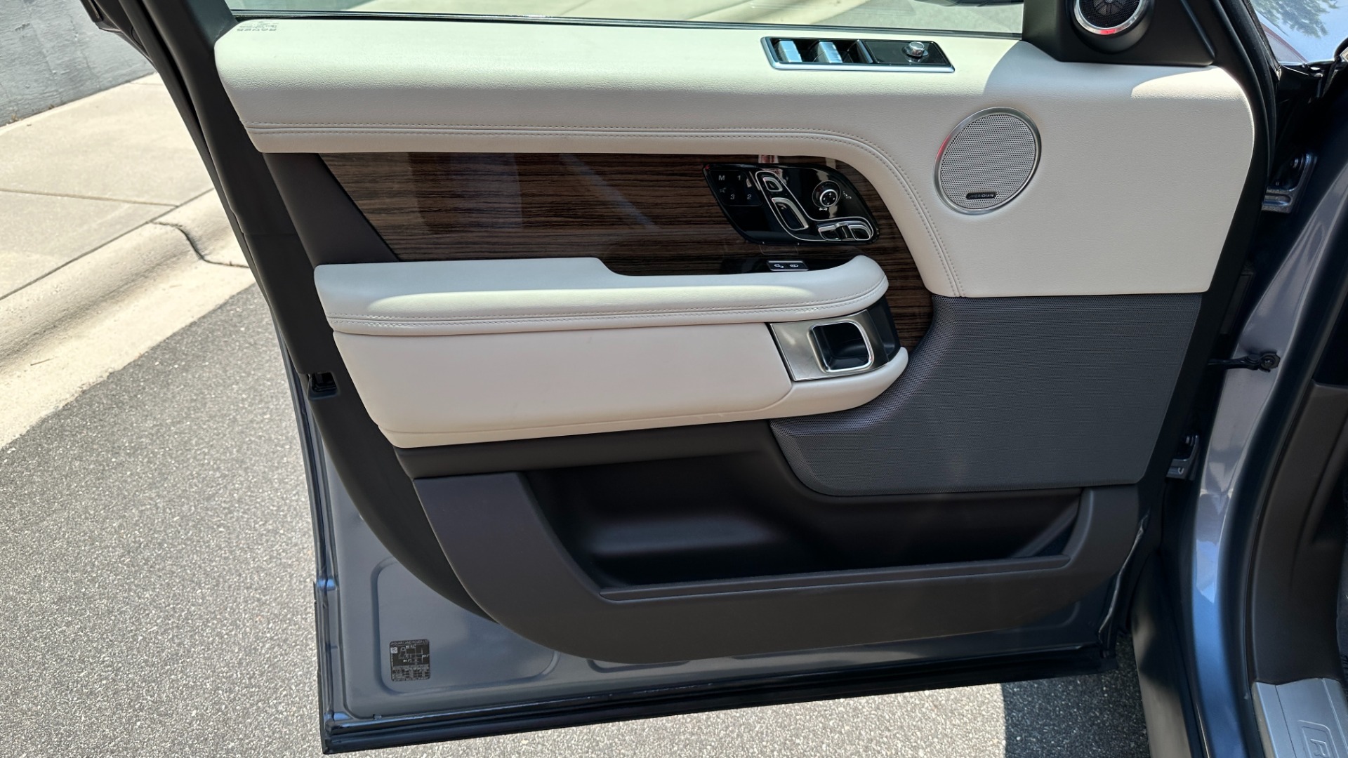 Used 2019 Land Rover Range Rover SUPERCHARGED / 22IN WHEELS / MERIDIAN SOUND / ATLAS ACCENTS for sale Sold at Formula Imports in Charlotte NC 28227 10