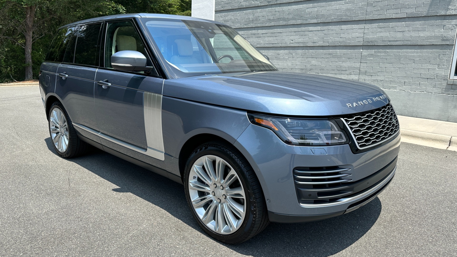 Used 2019 Land Rover Range Rover SUPERCHARGED / 22IN WHEELS / MERIDIAN SOUND / ATLAS ACCENTS for sale Sold at Formula Imports in Charlotte NC 28227 2