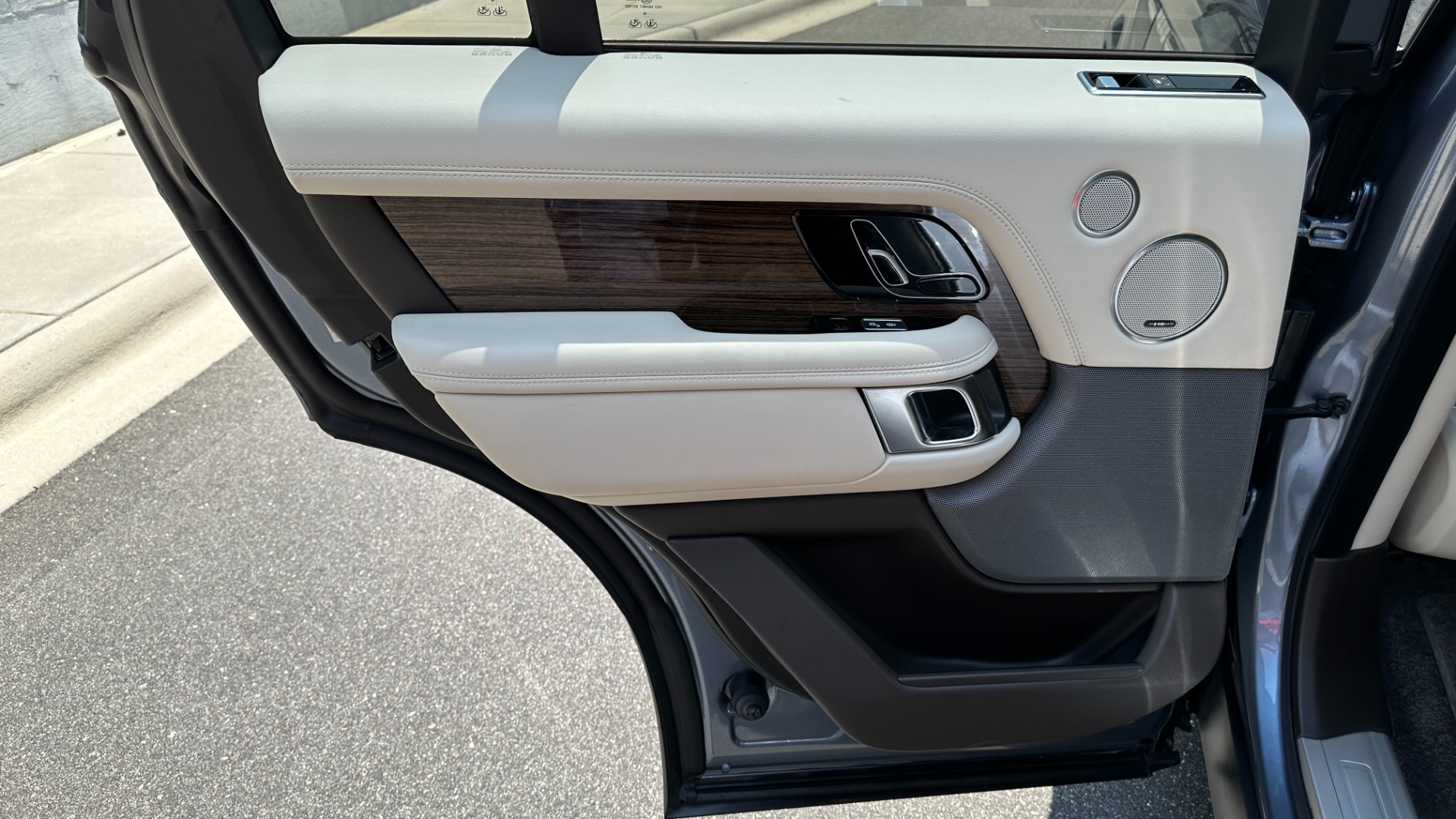 Used 2019 Land Rover Range Rover SUPERCHARGED / 22IN WHEELS / MERIDIAN SOUND / ATLAS ACCENTS for sale $69,100 at Formula Imports in Charlotte NC 28227 21
