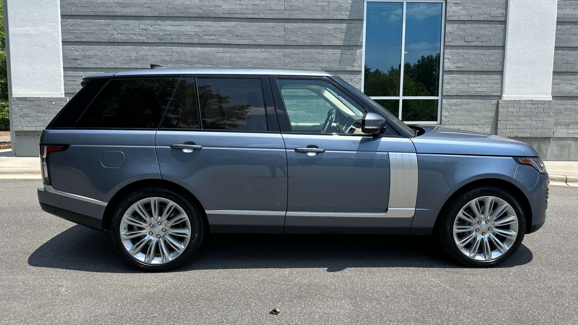 Used 2019 Land Rover Range Rover SUPERCHARGED / 22IN WHEELS / MERIDIAN SOUND / ATLAS ACCENTS for sale $69,100 at Formula Imports in Charlotte NC 28227 3