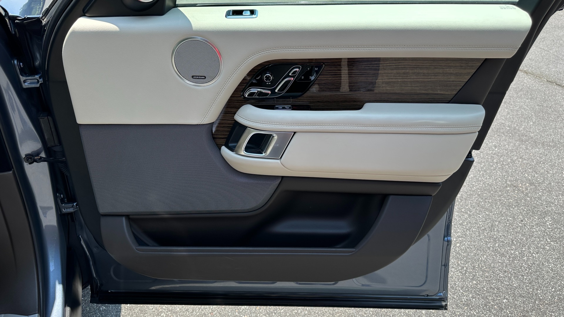 Used 2019 Land Rover Range Rover SUPERCHARGED / 22IN WHEELS / MERIDIAN SOUND / ATLAS ACCENTS for sale $69,100 at Formula Imports in Charlotte NC 28227 32