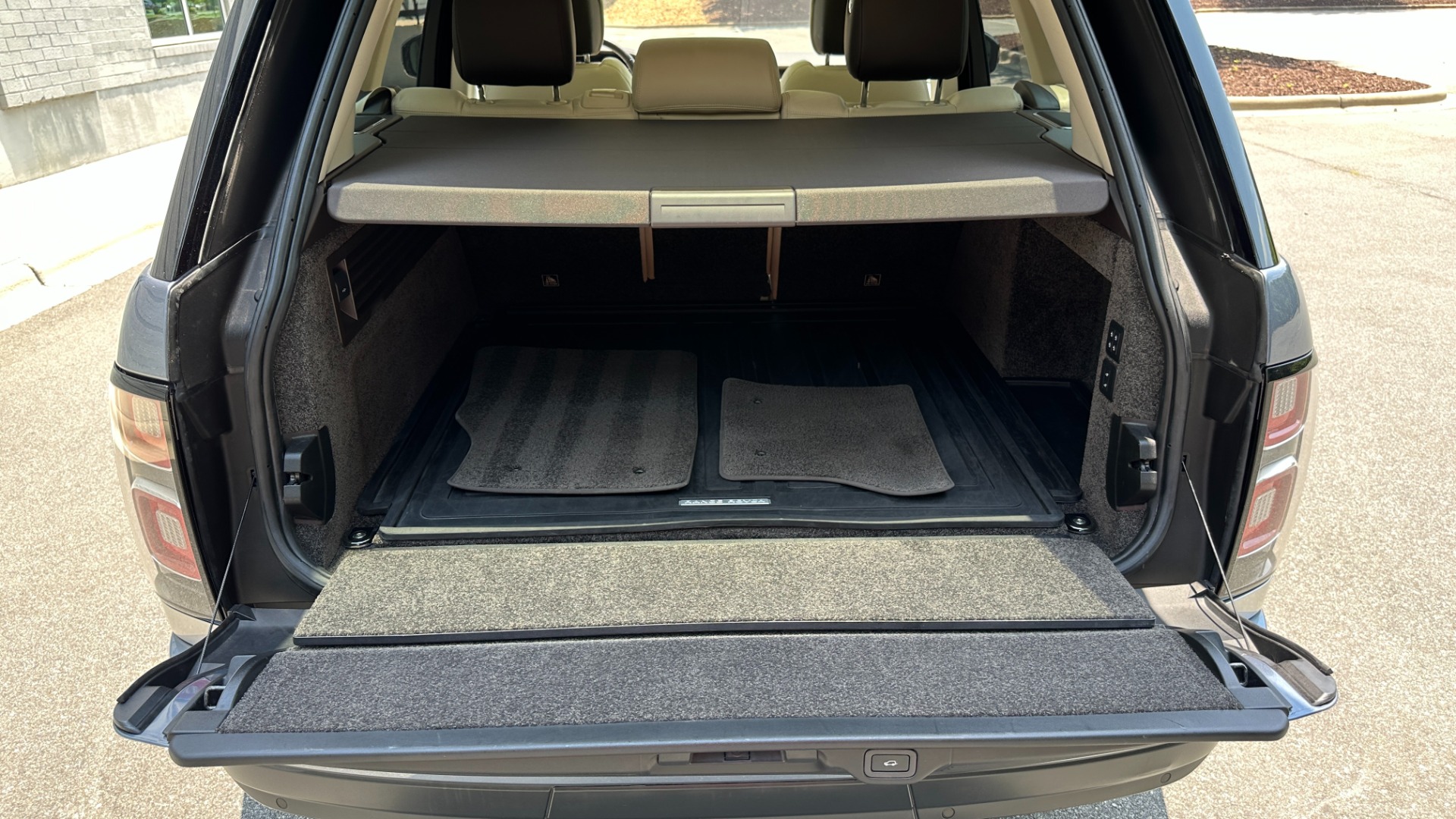 Used 2019 Land Rover Range Rover SUPERCHARGED / 22IN WHEELS / MERIDIAN SOUND / ATLAS ACCENTS for sale $69,100 at Formula Imports in Charlotte NC 28227 43