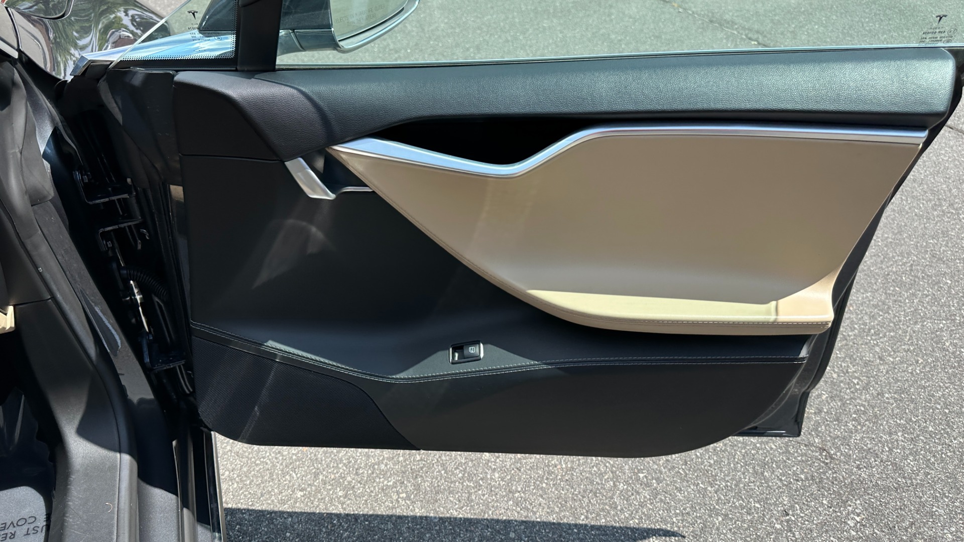 Used 2014 Tesla Model S 60 kWh Battery / 60D / PREMIUM CONNECTIVITY / LEATHER / SUNROOF for sale $22,995 at Formula Imports in Charlotte NC 28227 33