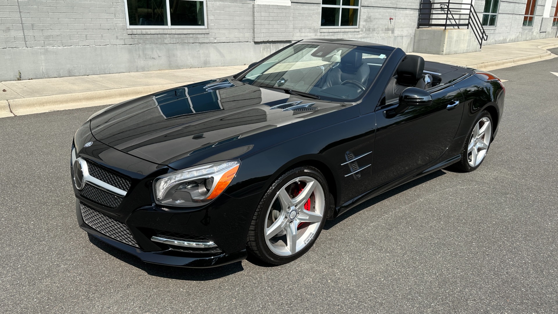 Used 2013 Mercedes-Benz SL-Class SL 550 / CONVERTIBLE / GLASS HARD TOP / NAV / V8 TURBO / RED BRAKES for sale Sold at Formula Imports in Charlotte NC 28227 2
