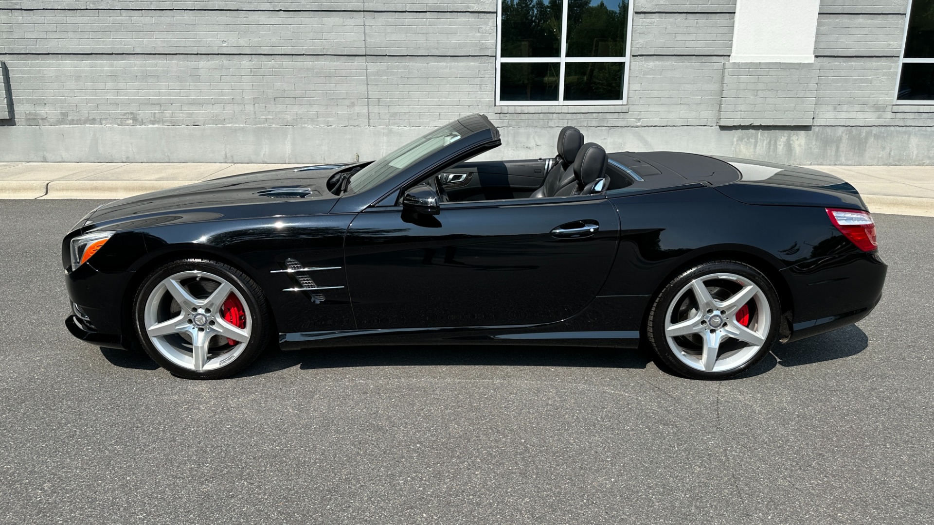 Used 2013 Mercedes-Benz SL-Class SL 550 / CONVERTIBLE / GLASS HARD TOP / NAV / V8 TURBO / RED BRAKES for sale Sold at Formula Imports in Charlotte NC 28227 3
