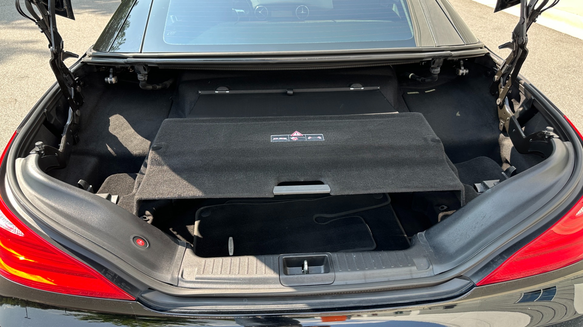 Used 2013 Mercedes-Benz SL-Class SL 550 / CONVERTIBLE / GLASS HARD TOP / NAV / V8 TURBO / RED BRAKES for sale Sold at Formula Imports in Charlotte NC 28227 39