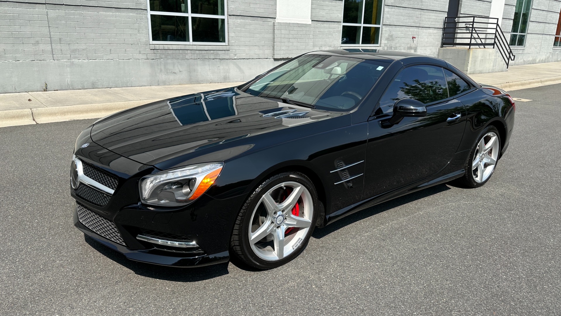 Used 2013 Mercedes-Benz SL-Class SL 550 / CONVERTIBLE / GLASS HARD TOP / NAV / V8 TURBO / RED BRAKES for sale Sold at Formula Imports in Charlotte NC 28227 5