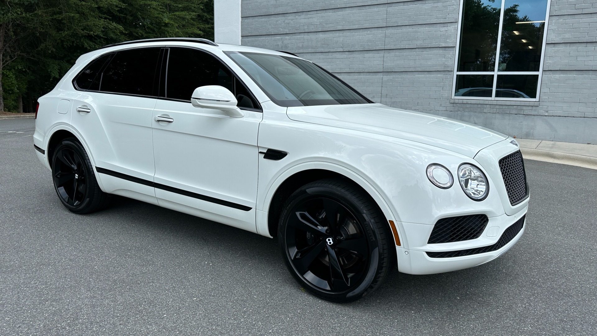 Used 2019 Bentley Bentayga V8 / BLACKOUT / BLACK WHEELS / PIANO TRIM / BENTLEY CLOCK for sale Sold at Formula Imports in Charlotte NC 28227 2