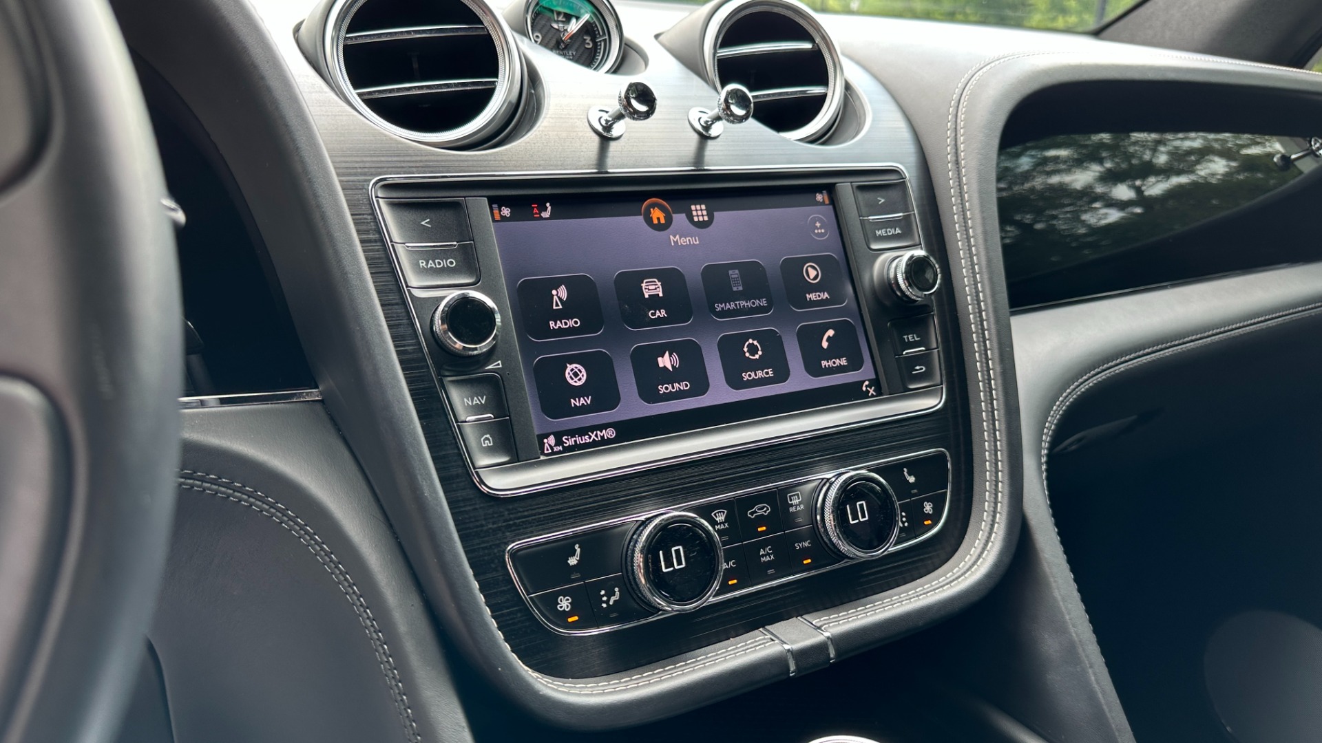 Used 2019 Bentley Bentayga V8 / BLACKOUT / BLACK WHEELS / PIANO TRIM / BENTLEY CLOCK for sale Sold at Formula Imports in Charlotte NC 28227 20