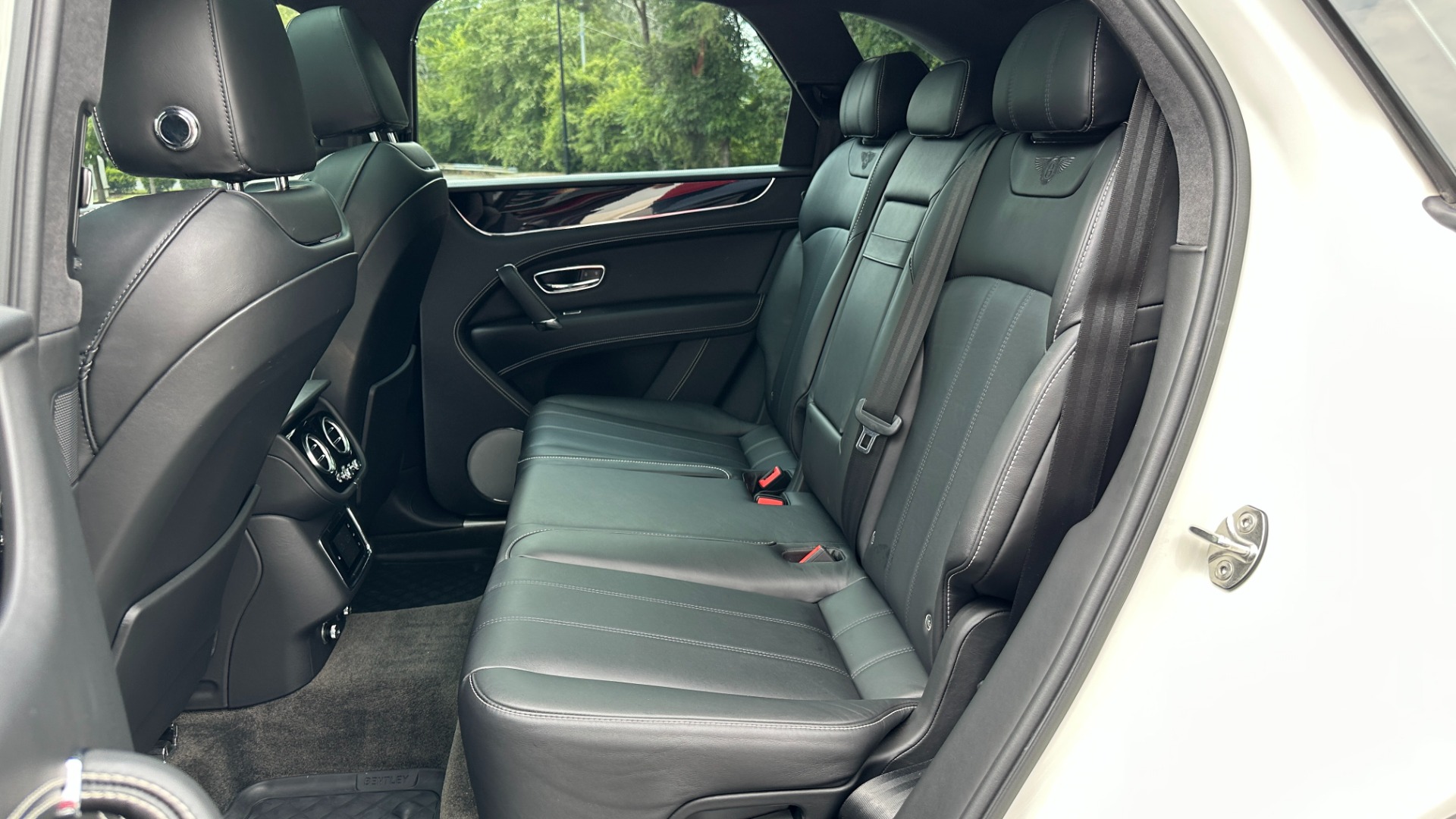 Used 2019 Bentley Bentayga V8 / BLACKOUT / BLACK WHEELS / PIANO TRIM / BENTLEY CLOCK for sale Sold at Formula Imports in Charlotte NC 28227 24