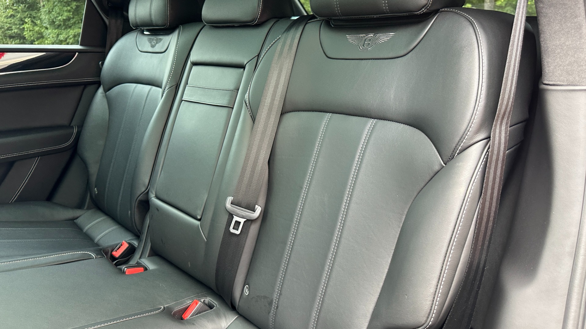Used 2019 Bentley Bentayga V8 / BLACKOUT / BLACK WHEELS / PIANO TRIM / BENTLEY CLOCK for sale Sold at Formula Imports in Charlotte NC 28227 25