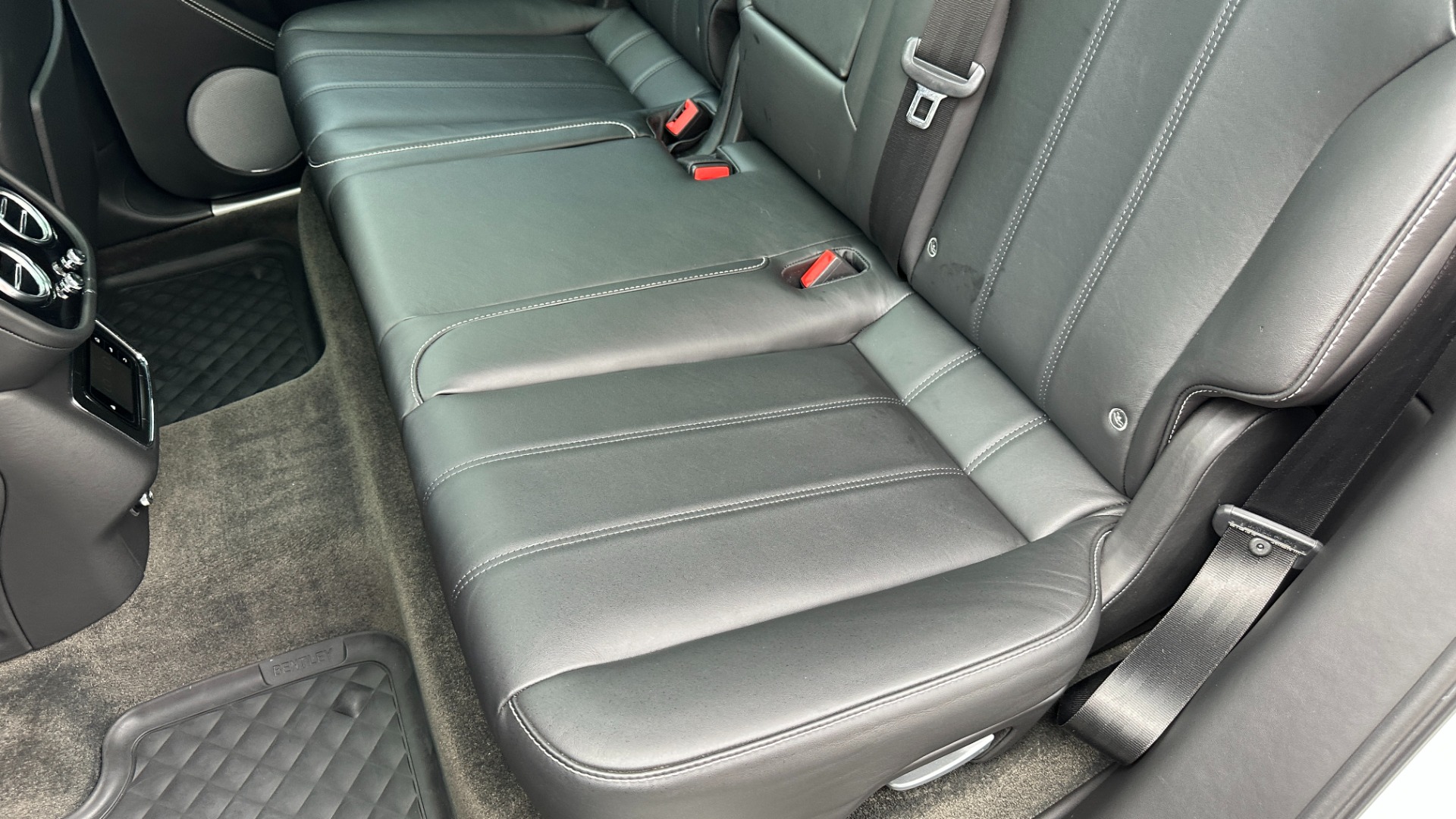 Used 2019 Bentley Bentayga V8 / BLACKOUT / BLACK WHEELS / PIANO TRIM / BENTLEY CLOCK for sale Sold at Formula Imports in Charlotte NC 28227 26