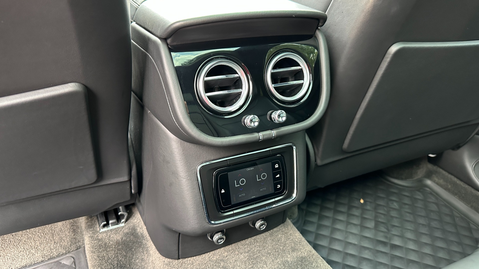 Used 2019 Bentley Bentayga V8 / BLACKOUT / BLACK WHEELS / PIANO TRIM / BENTLEY CLOCK for sale Sold at Formula Imports in Charlotte NC 28227 28