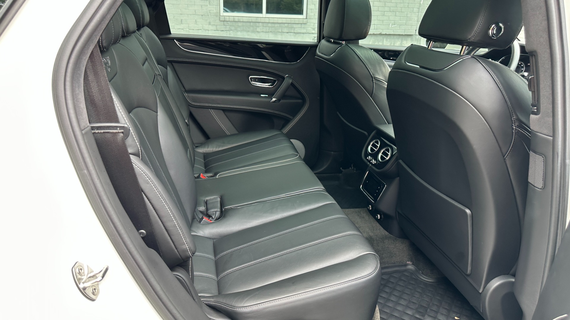 Used 2019 Bentley Bentayga V8 / BLACKOUT / BLACK WHEELS / PIANO TRIM / BENTLEY CLOCK for sale Sold at Formula Imports in Charlotte NC 28227 32