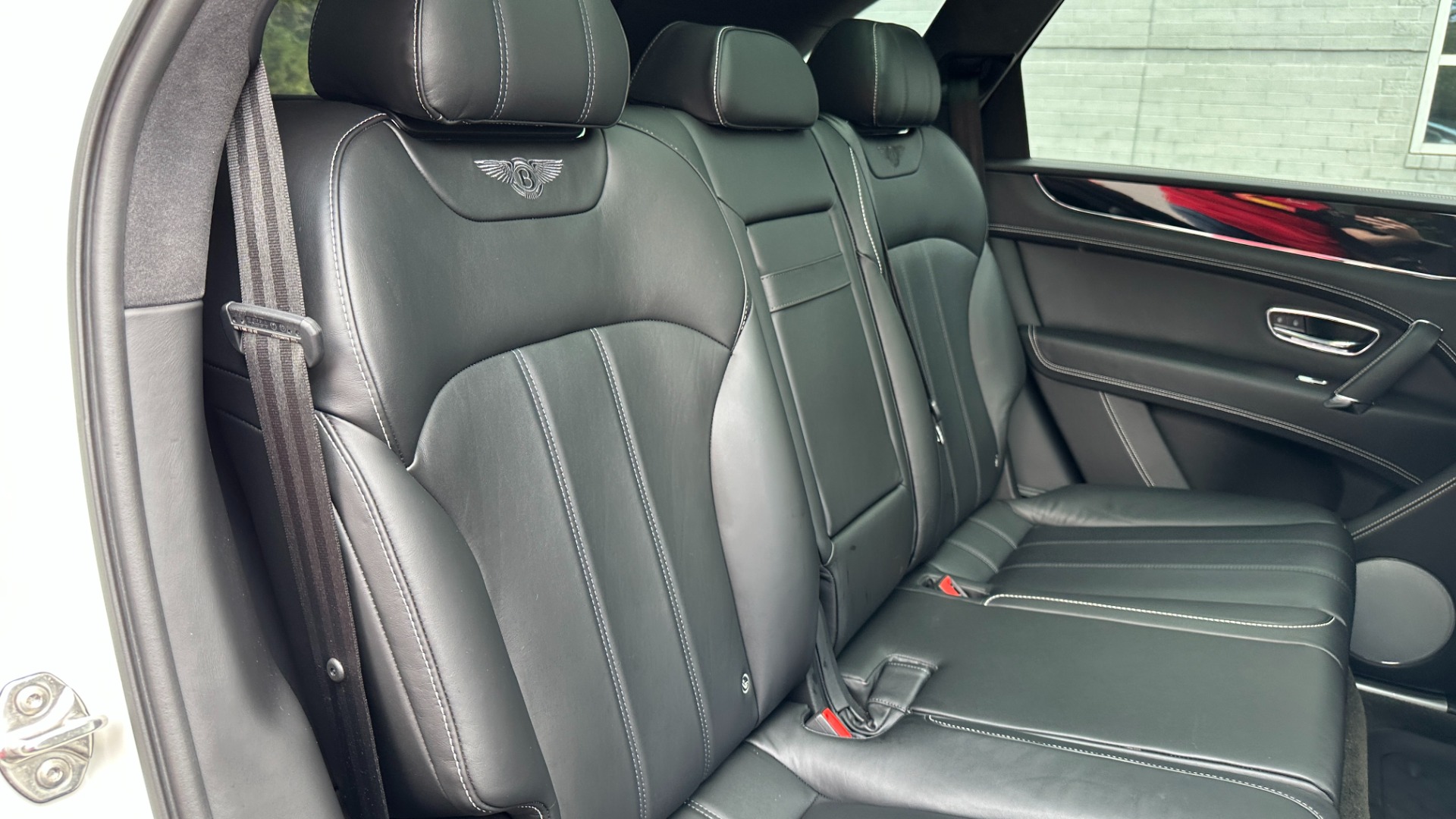 Used 2019 Bentley Bentayga V8 / BLACKOUT / BLACK WHEELS / PIANO TRIM / BENTLEY CLOCK for sale Sold at Formula Imports in Charlotte NC 28227 33