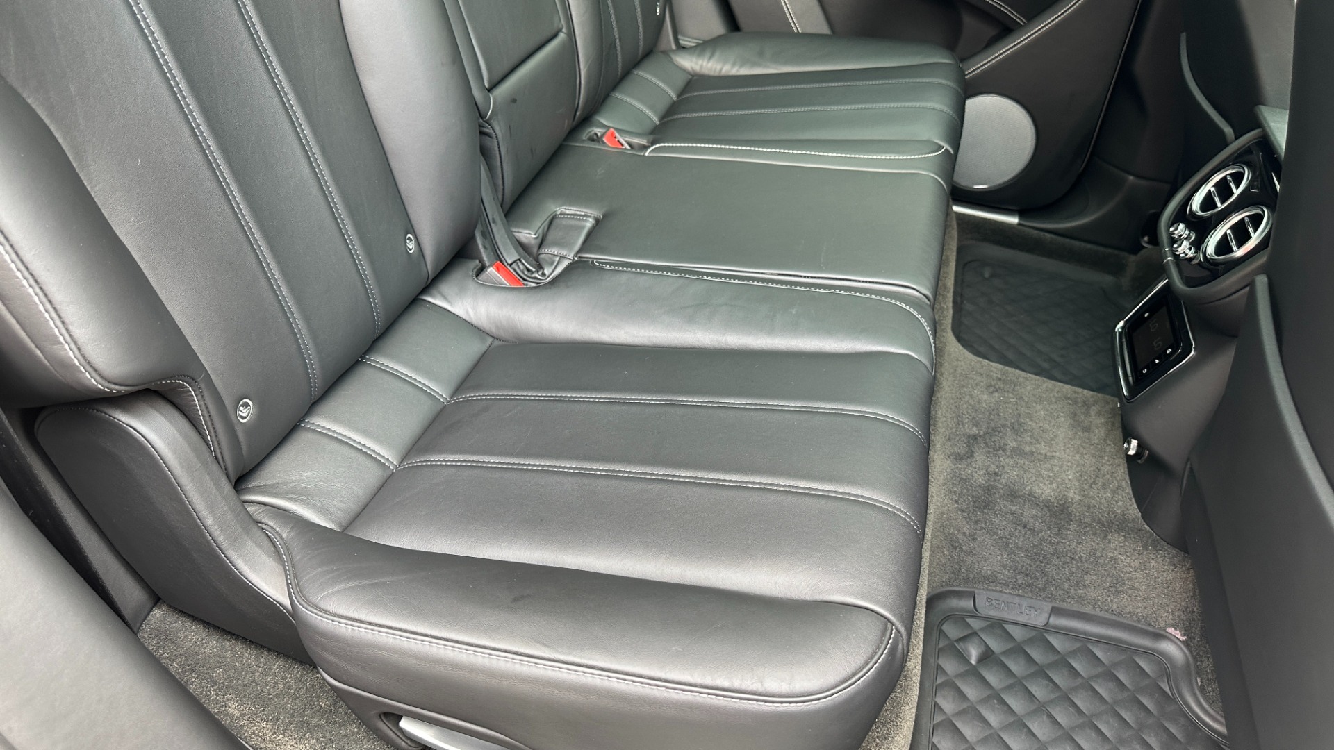 Used 2019 Bentley Bentayga V8 / BLACKOUT / BLACK WHEELS / PIANO TRIM / BENTLEY CLOCK for sale Sold at Formula Imports in Charlotte NC 28227 34